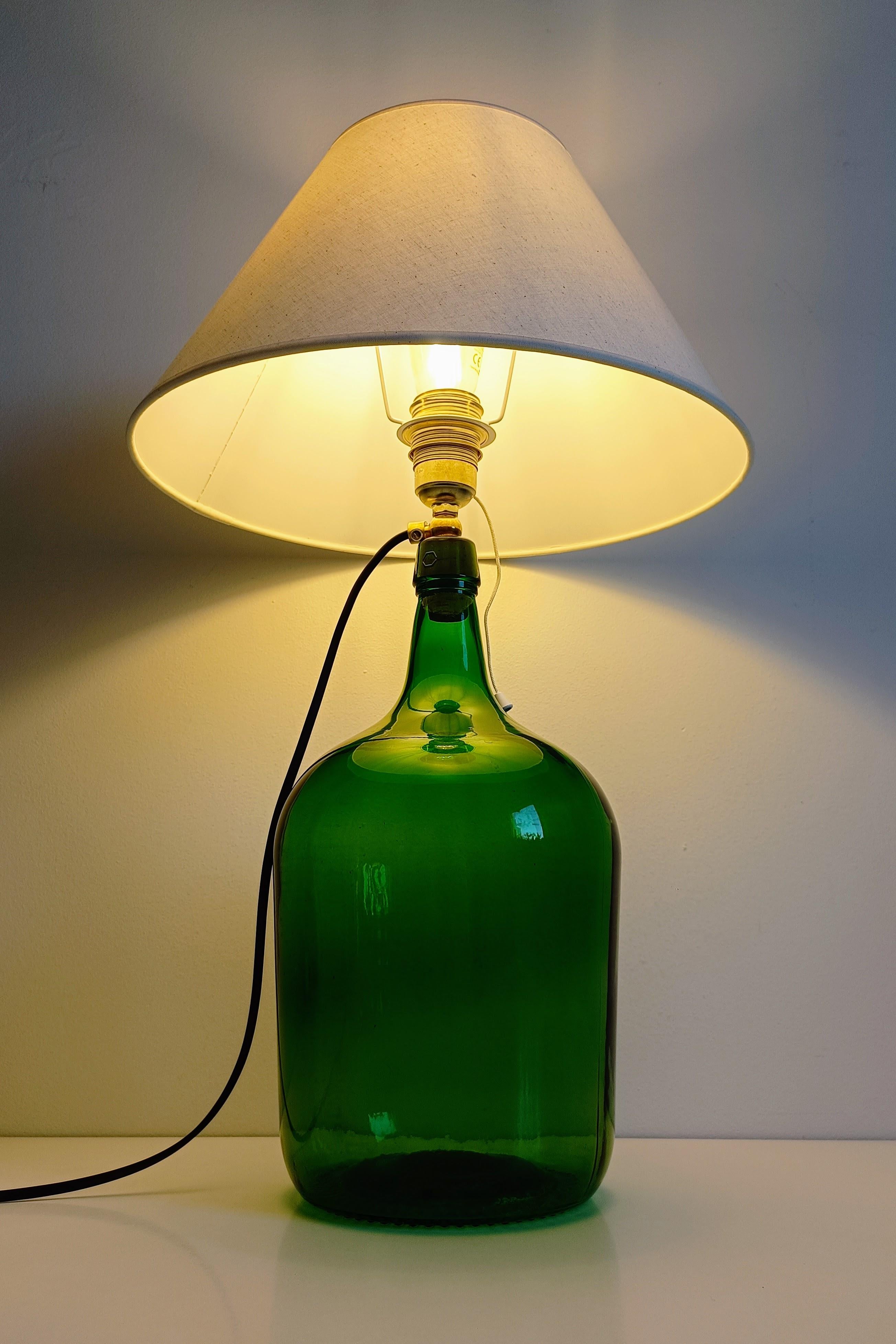 Lampe de table Demijohn en verre vert du milieu du siècle, ferrures en laiton, abat-jour contemporain en vente 2