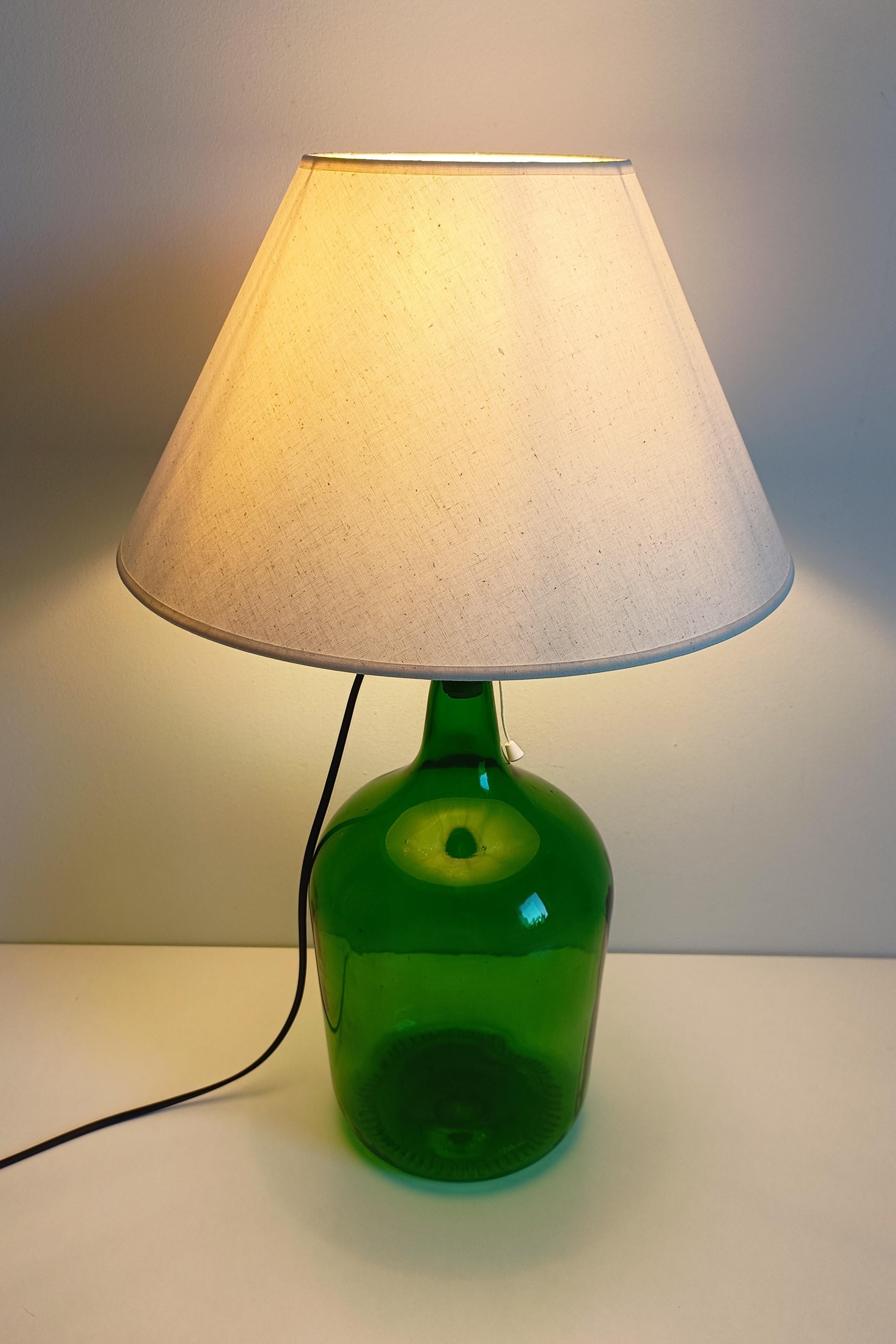 Lampe de table Demijohn en verre vert du milieu du siècle, ferrures en laiton, abat-jour contemporain en vente 3