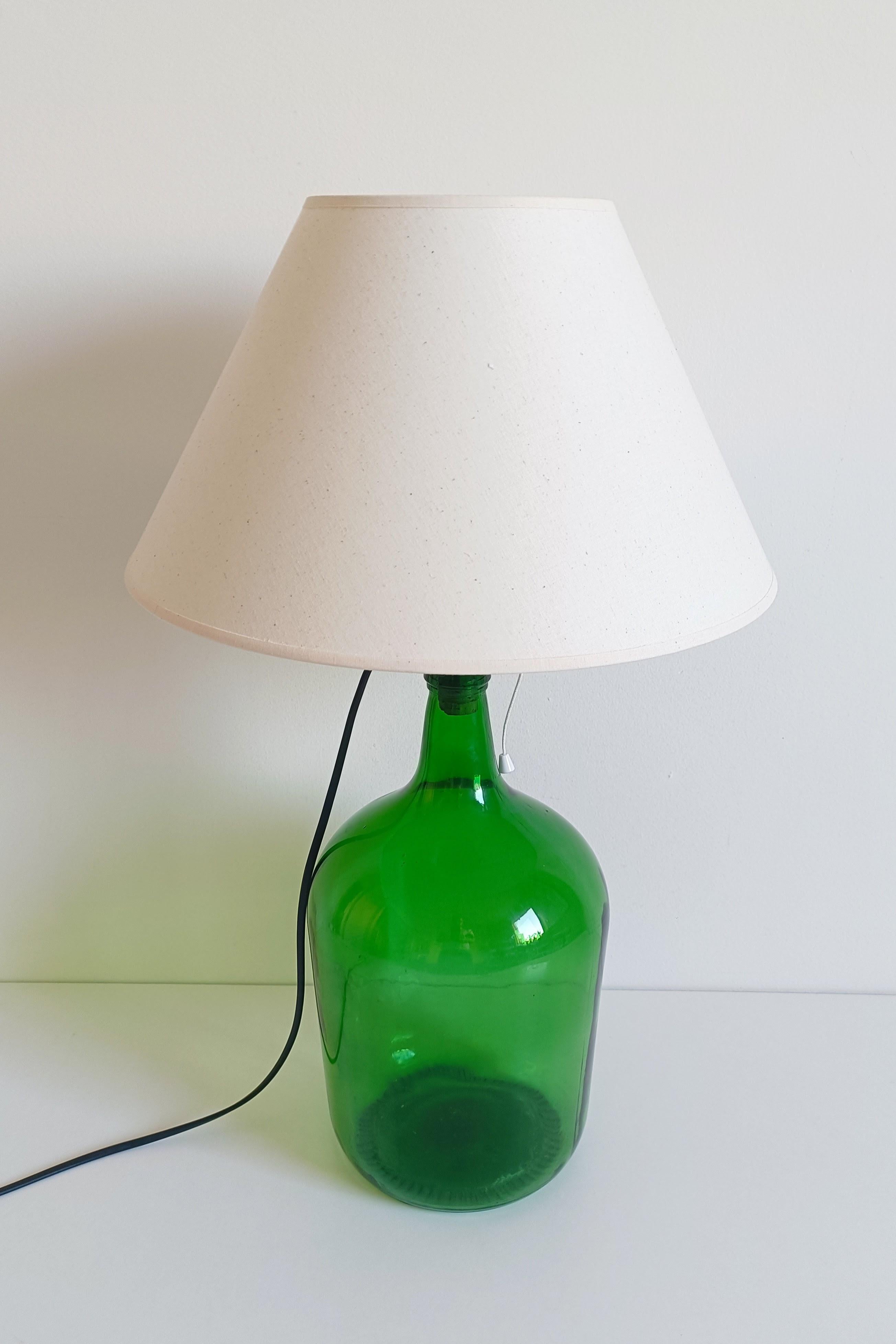 Lampe de table Demijohn en verre vert du milieu du siècle, ferrures en laiton, abat-jour contemporain en vente 4