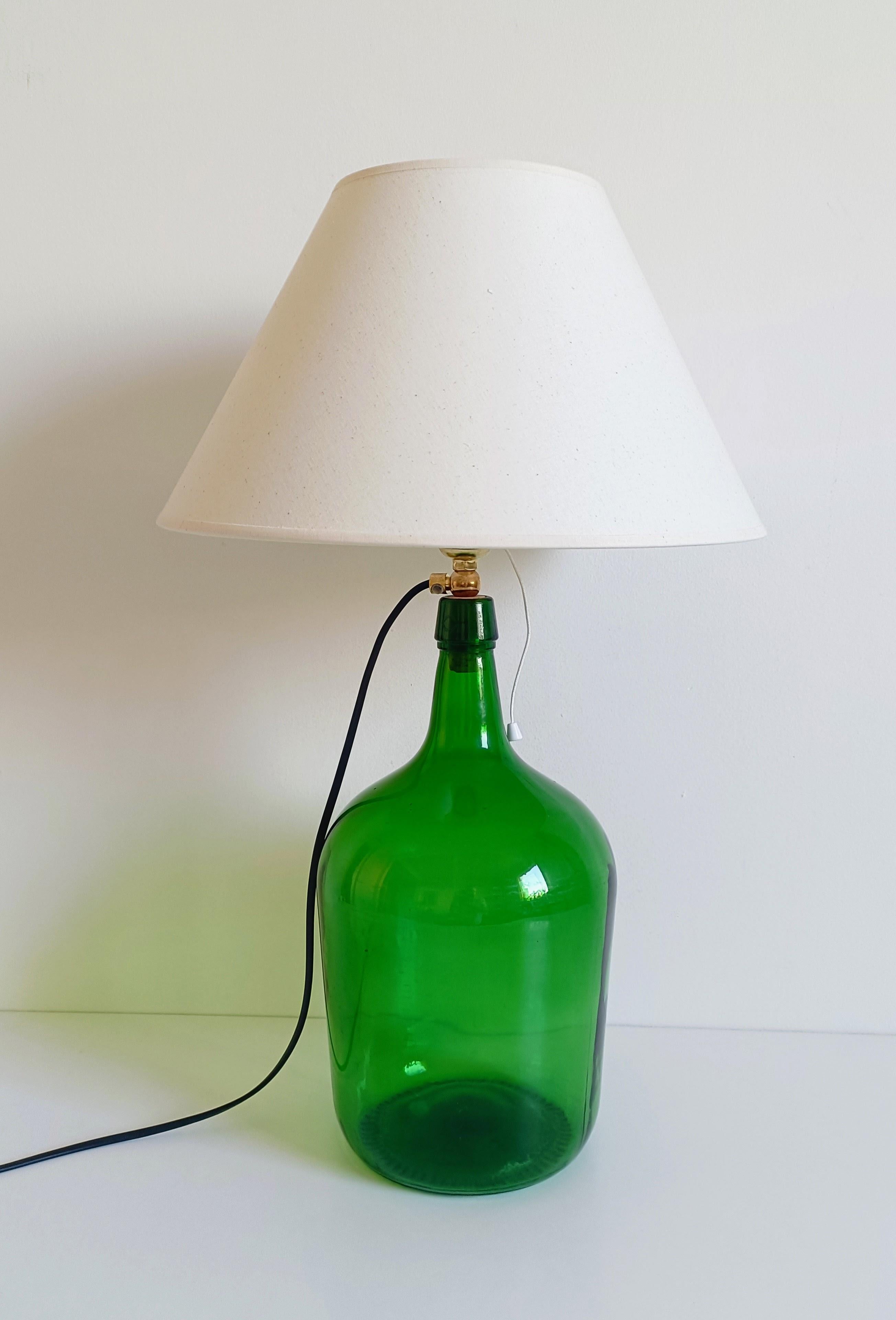 Lampe de table Demijohn en verre vert du milieu du siècle, ferrures en laiton, abat-jour contemporain en vente 5