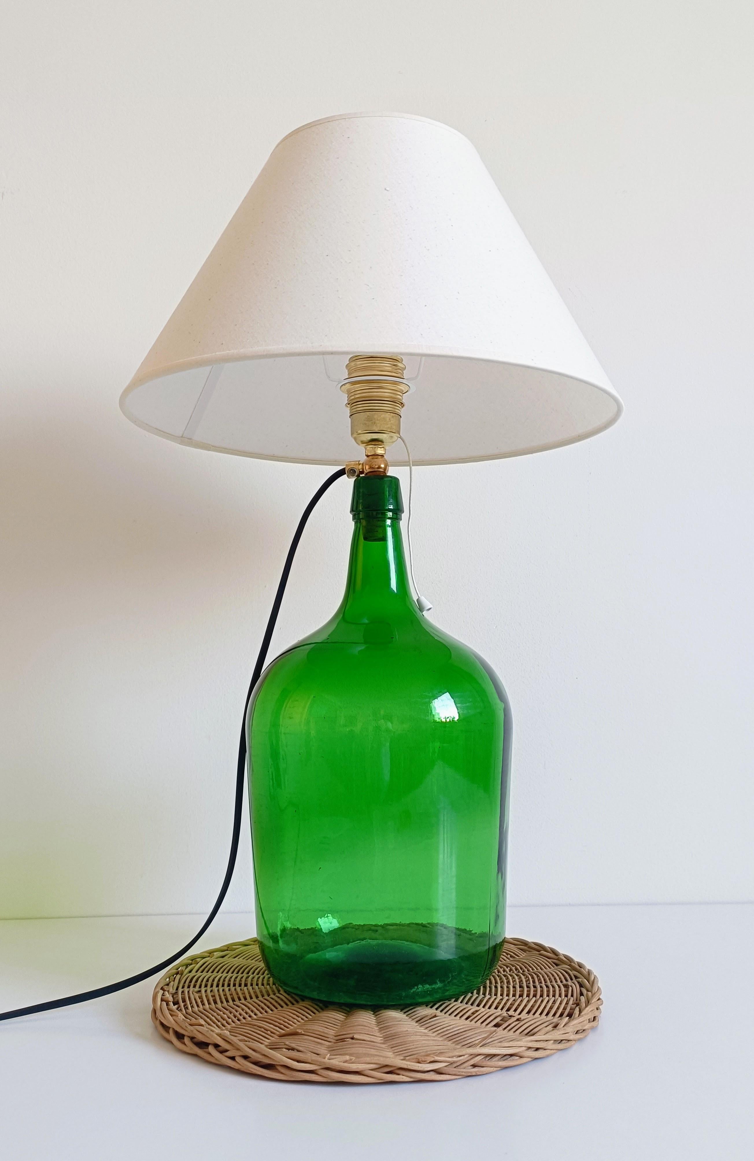 Lampe de table Demijohn en verre vert du milieu du siècle, ferrures en laiton, abat-jour contemporain en vente 7