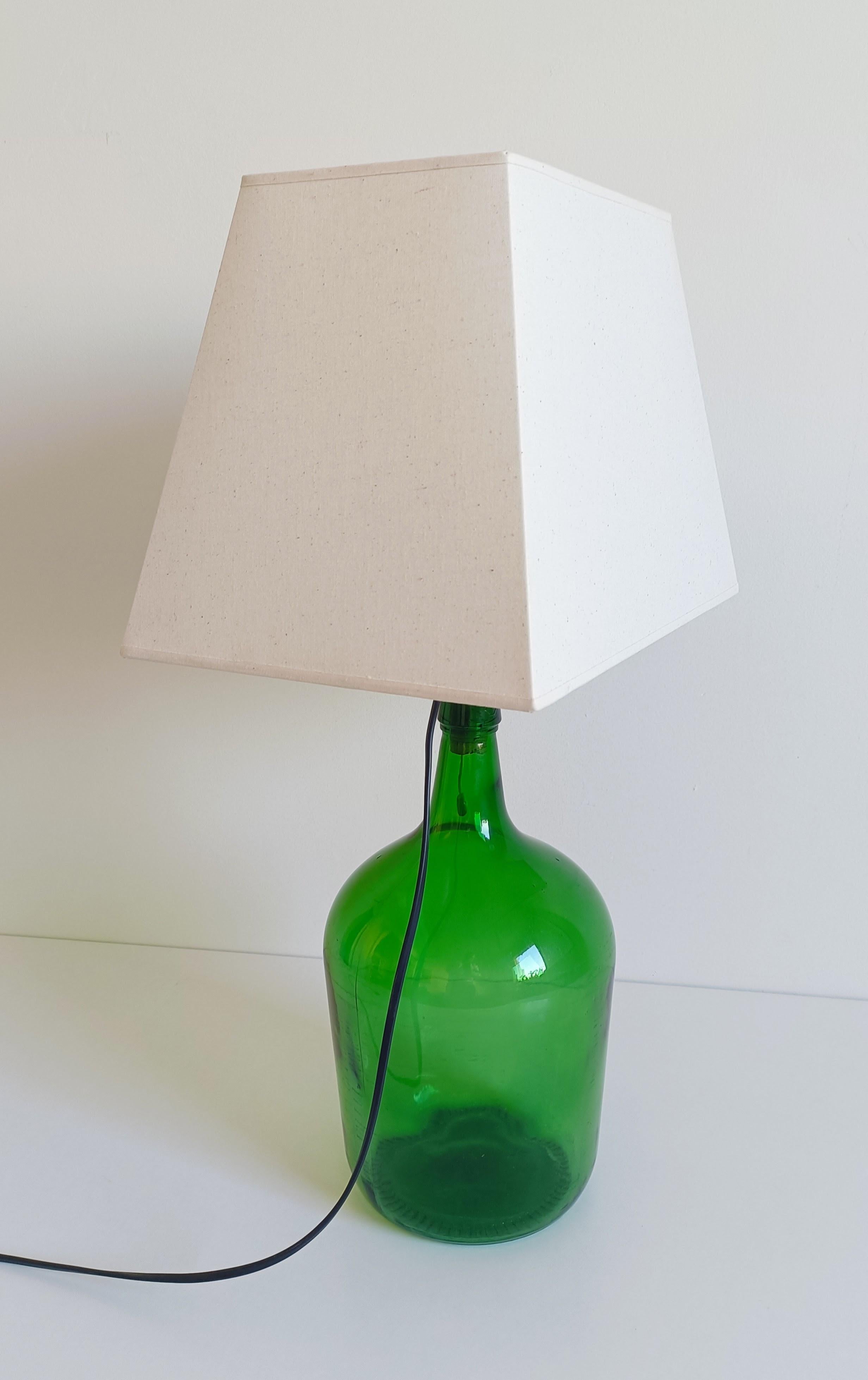 Lampe de table Demijohn en verre vert du milieu du siècle, ferrures en laiton, abat-jour contemporain en vente 9