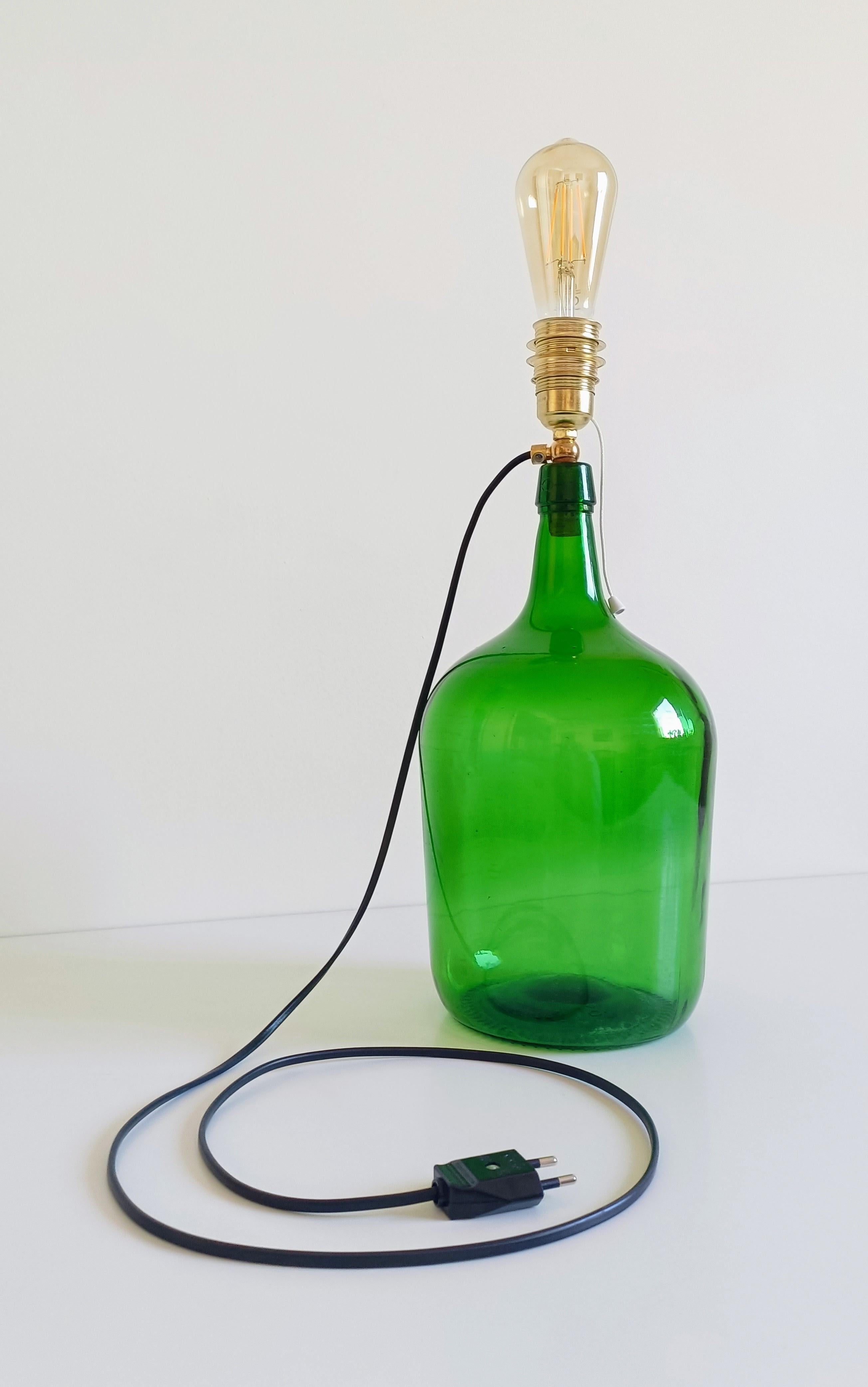 Lampe de table Demijohn en verre vert du milieu du siècle, ferrures en laiton, abat-jour contemporain en vente 10