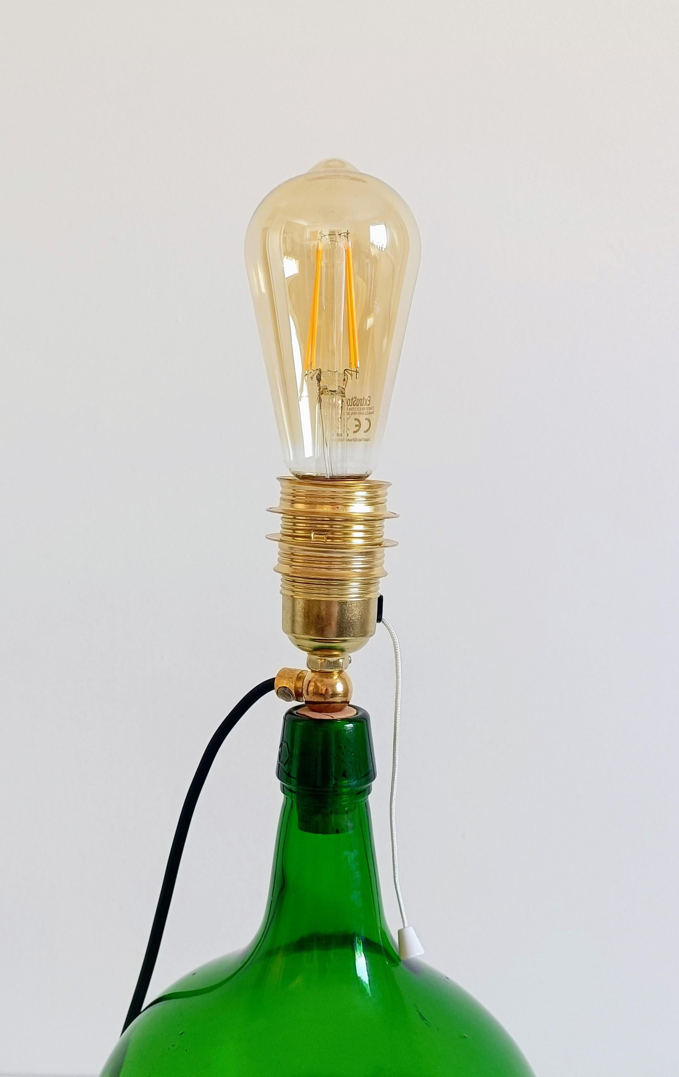 Lampe de table Demijohn en verre vert du milieu du siècle, ferrures en laiton, abat-jour contemporain en vente 11