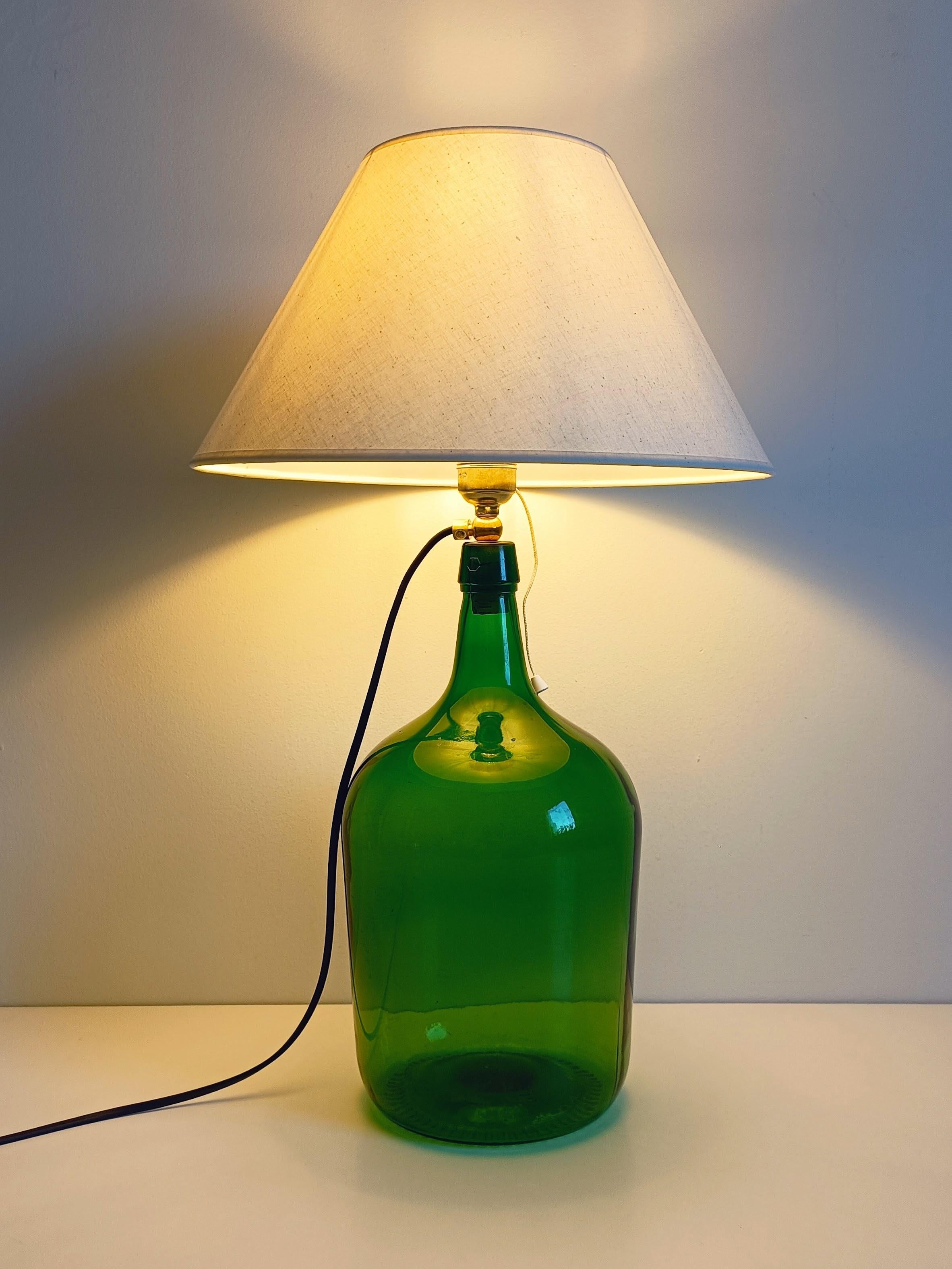 Mid-Century Modern Lampe de table Demijohn en verre vert du milieu du siècle, ferrures en laiton, abat-jour contemporain en vente