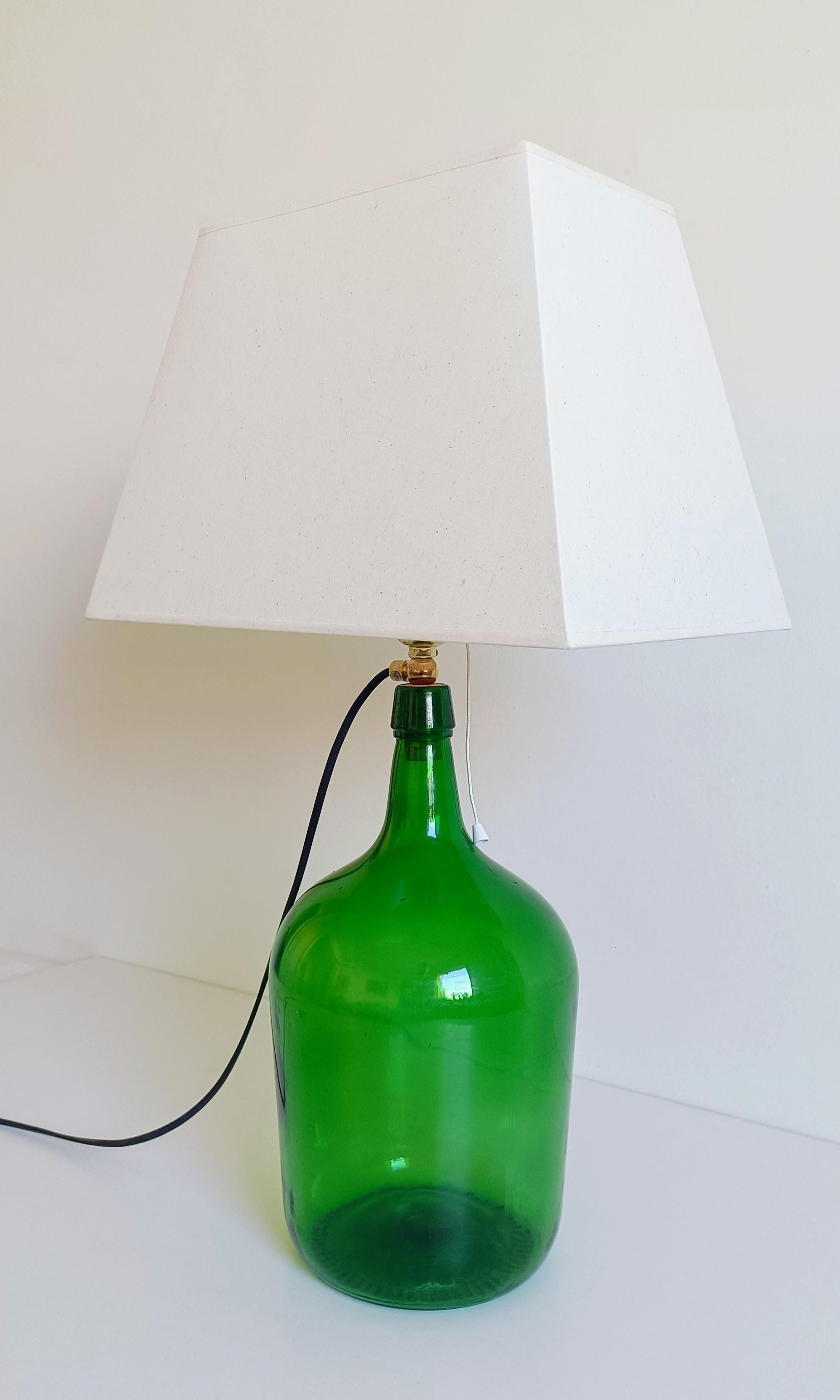 Espagnol Lampe de table Demijohn en verre vert du milieu du siècle, ferrures en laiton, abat-jour contemporain en vente