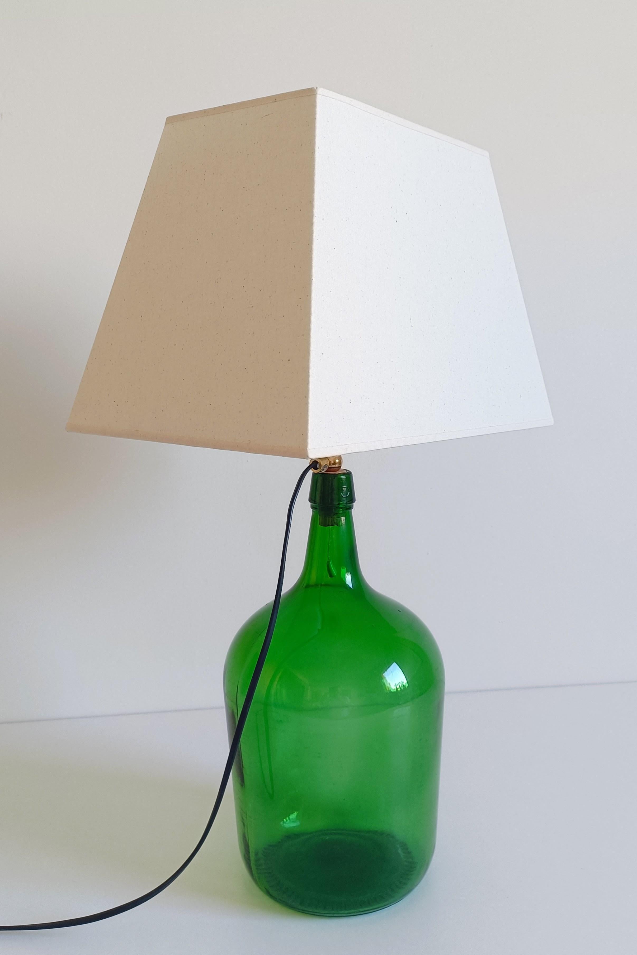 Fait main Lampe de table Demijohn en verre vert du milieu du siècle, ferrures en laiton, abat-jour contemporain en vente