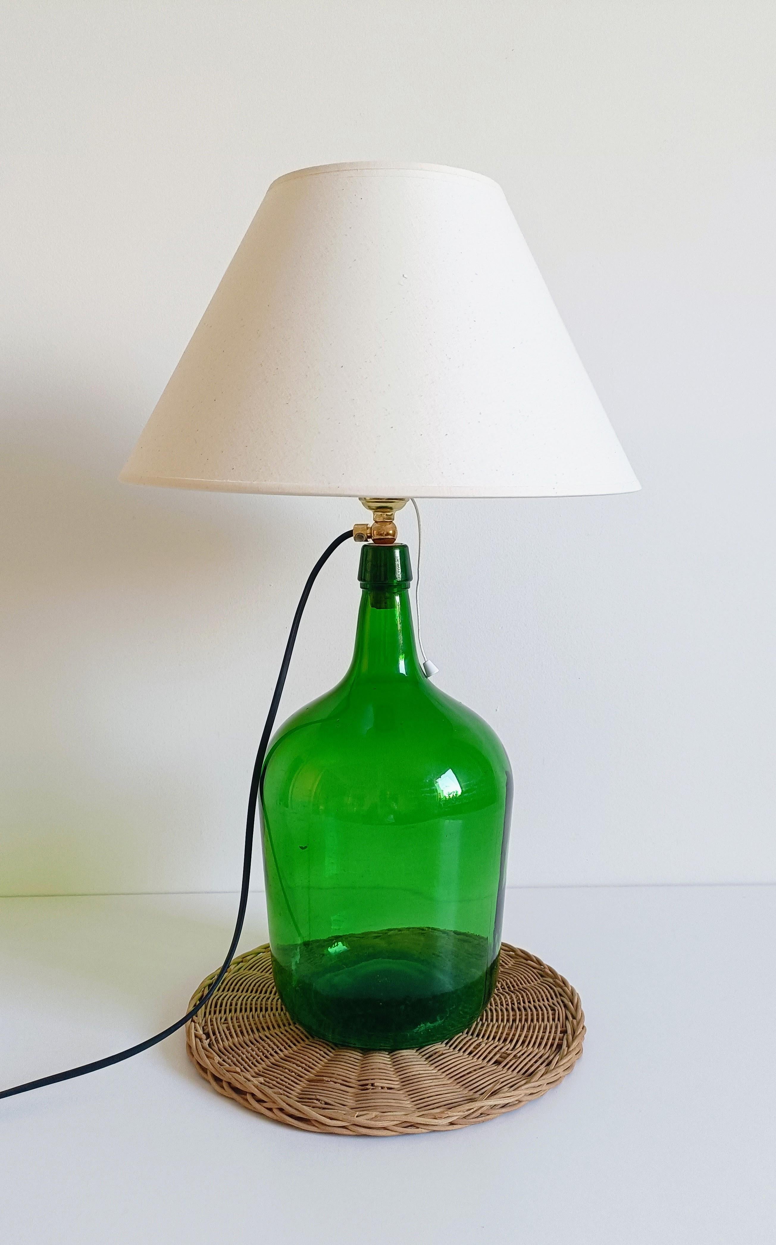 Lampe de table Demijohn en verre vert du milieu du siècle, ferrures en laiton, abat-jour contemporain Neuf - En vente à Valencia, VC