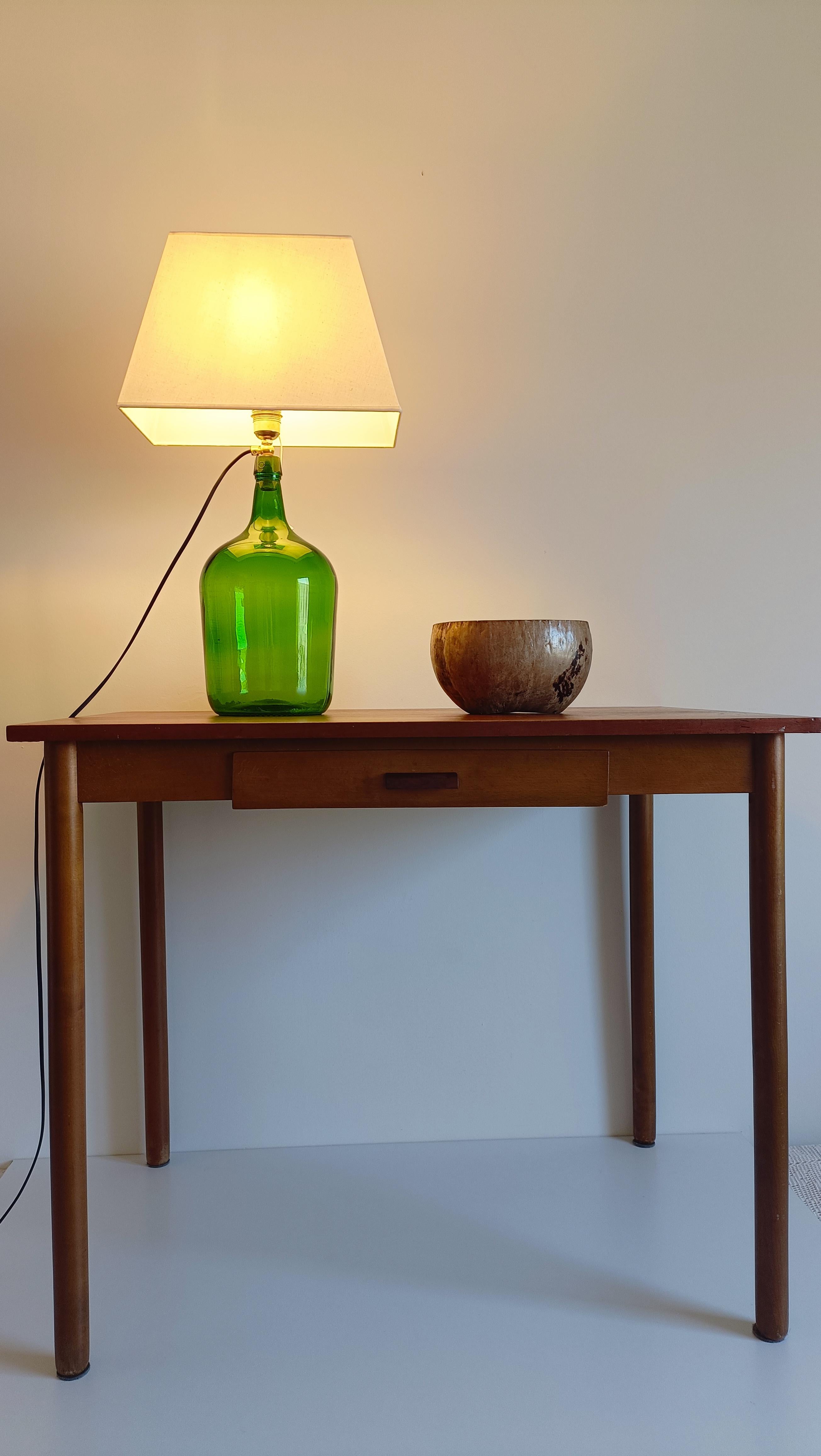 XXIe siècle et contemporain Lampe de table Demijohn en verre vert du milieu du siècle, ferrures en laiton, abat-jour contemporain en vente