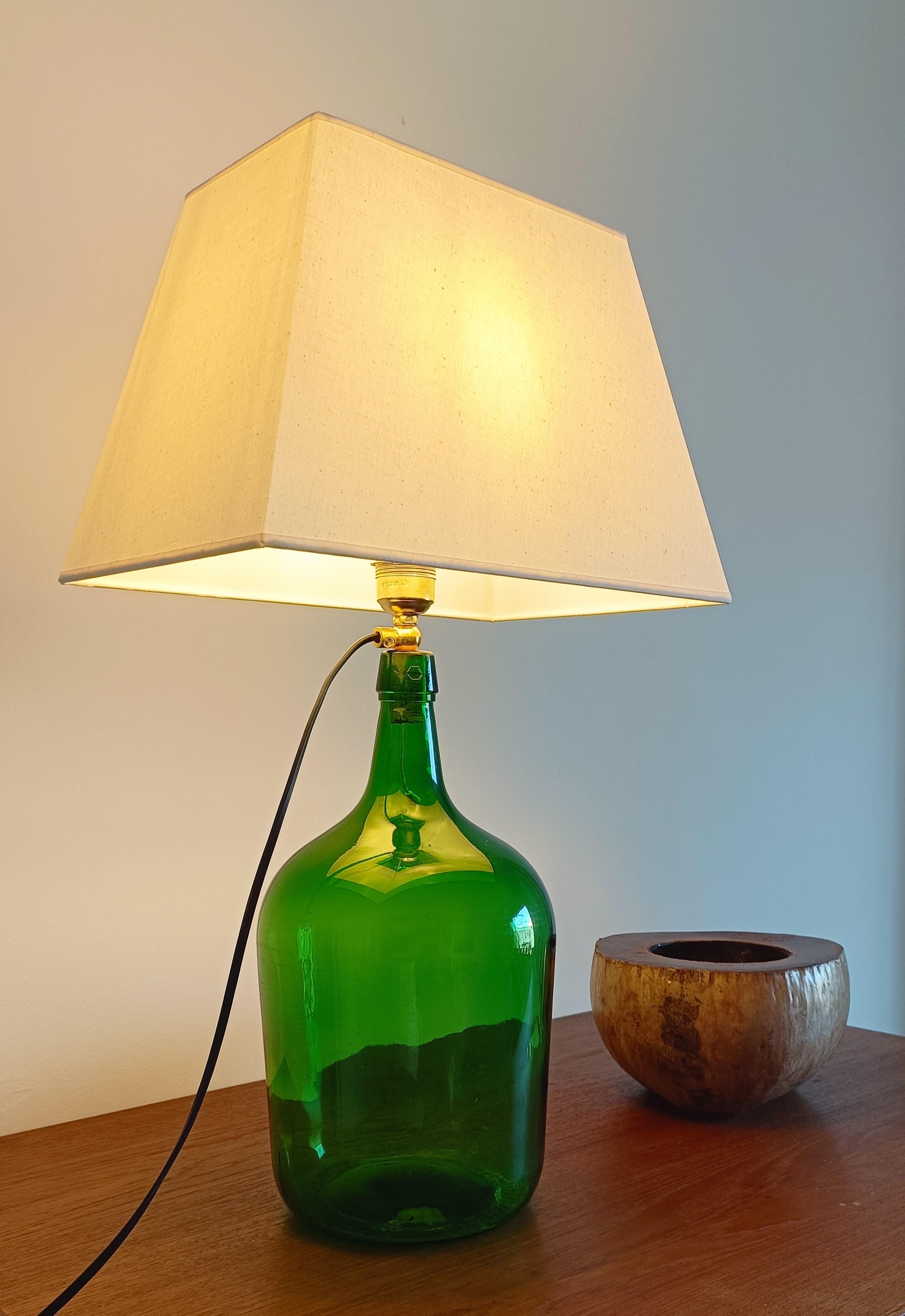Laiton Lampe de table Demijohn en verre vert du milieu du siècle, ferrures en laiton, abat-jour contemporain en vente