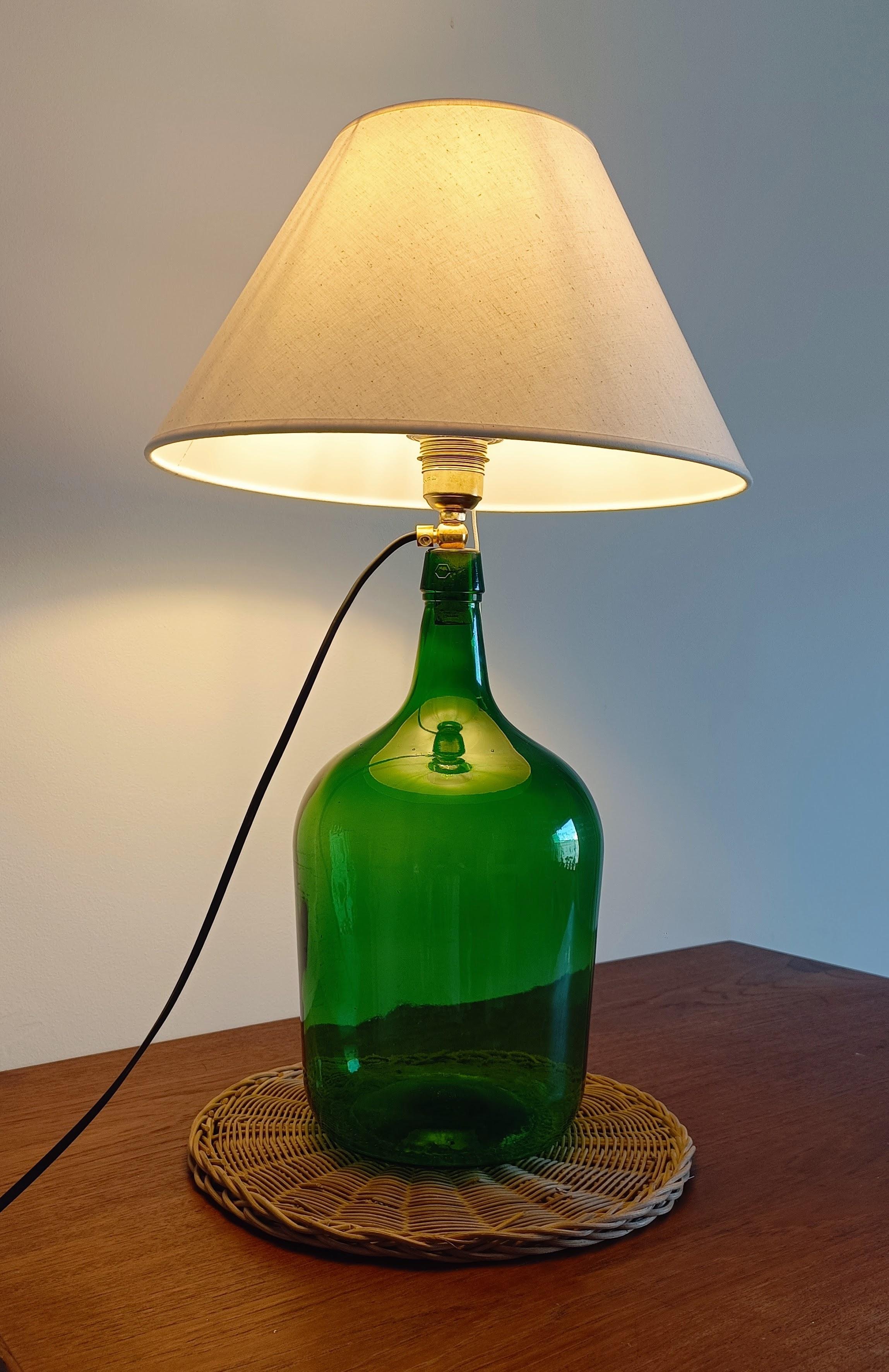 Lampe de table Demijohn en verre vert du milieu du siècle, ferrures en laiton, abat-jour contemporain en vente 1