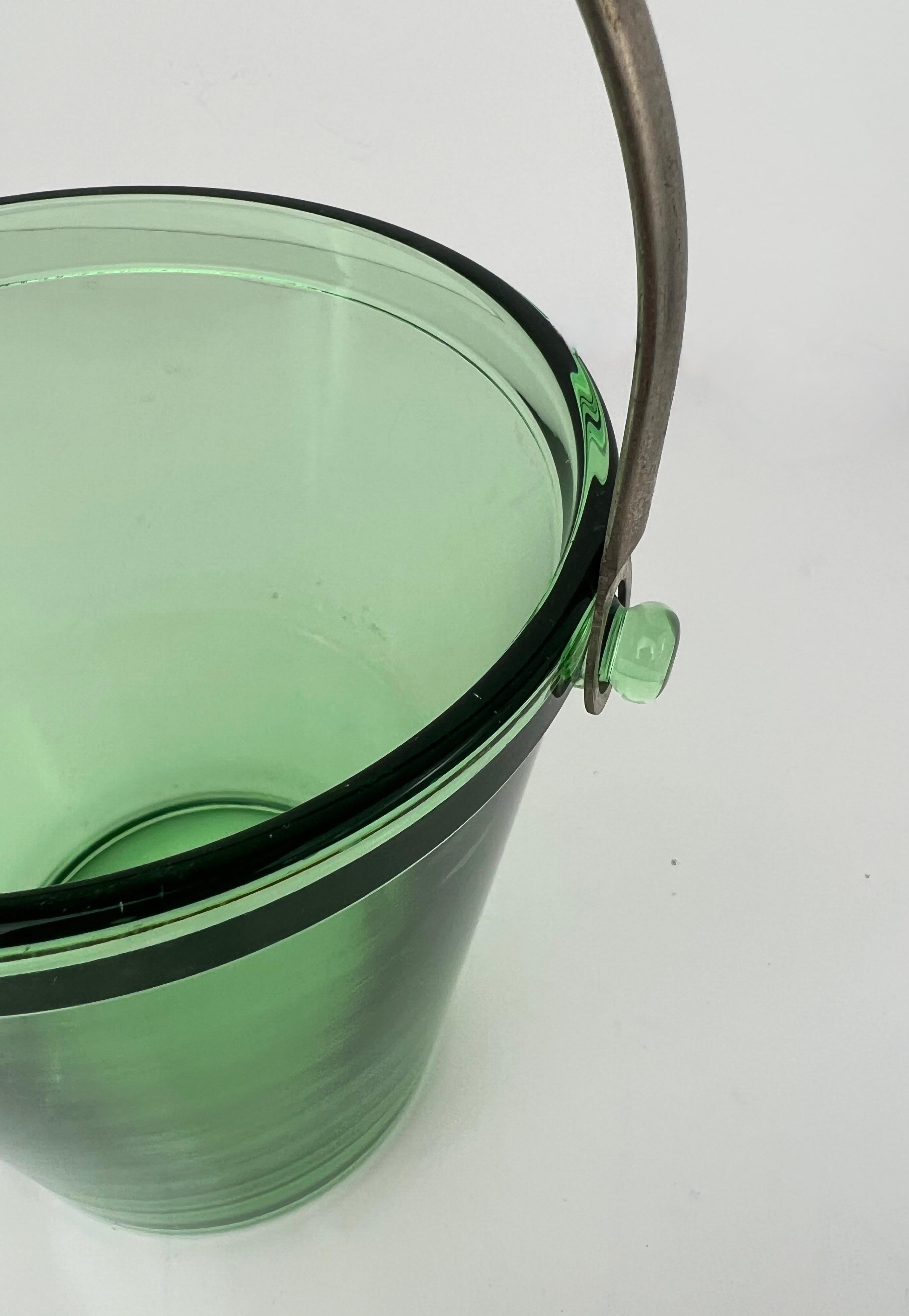 Mid Century Green Glas Eiskübel mit Edelstahlgriff (Hollywood Regency) im Angebot