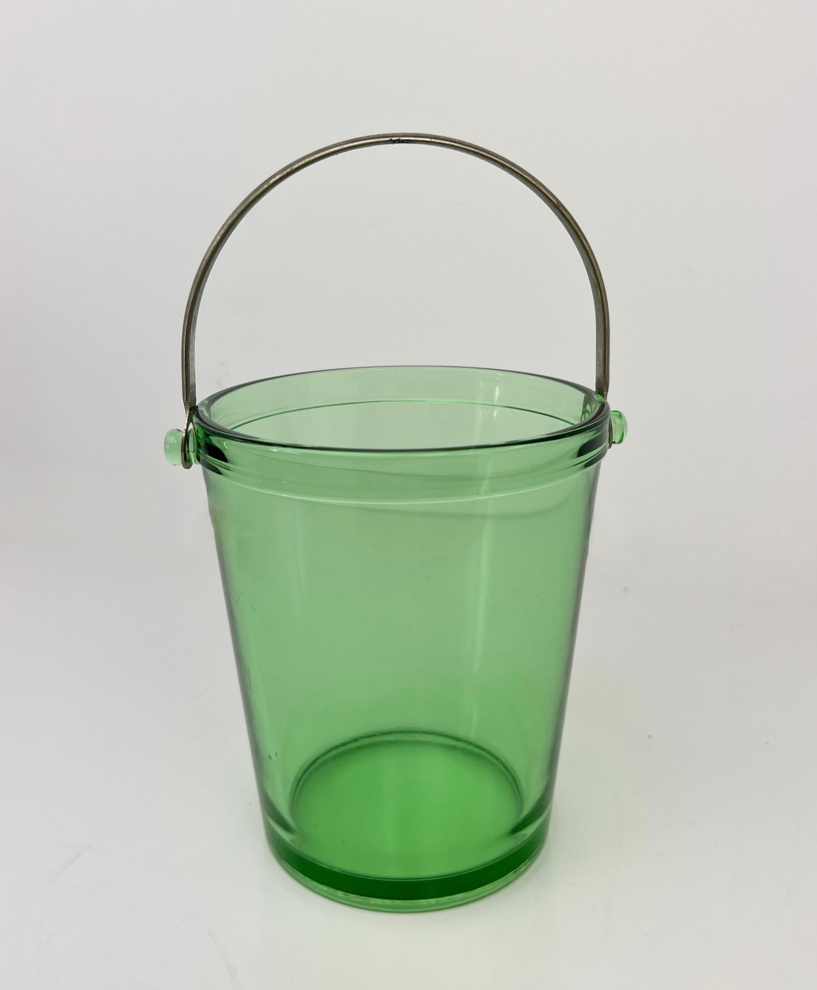 Mid Century Green Glas Eiskübel mit Edelstahlgriff im Zustand „Gut“ im Angebot in Draper, UT