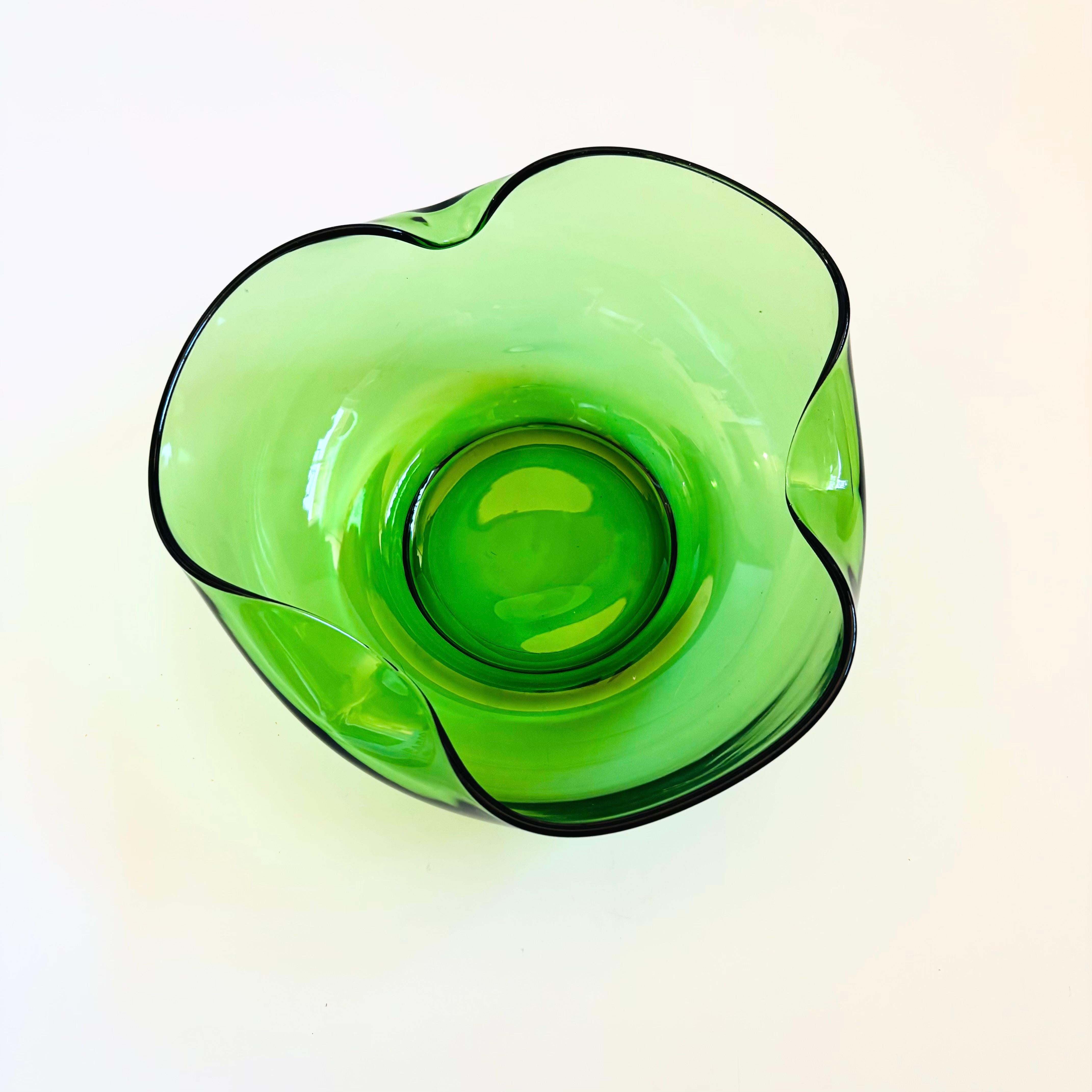 Un grand saladier en verre vintage d'une couleur verte vibrante. Magnifique forme incurvée et détails des bords repliés.  Fabriqué par Anchor Hocking. Parfait pour servir de grand bol de service ou de bol à fruits.


