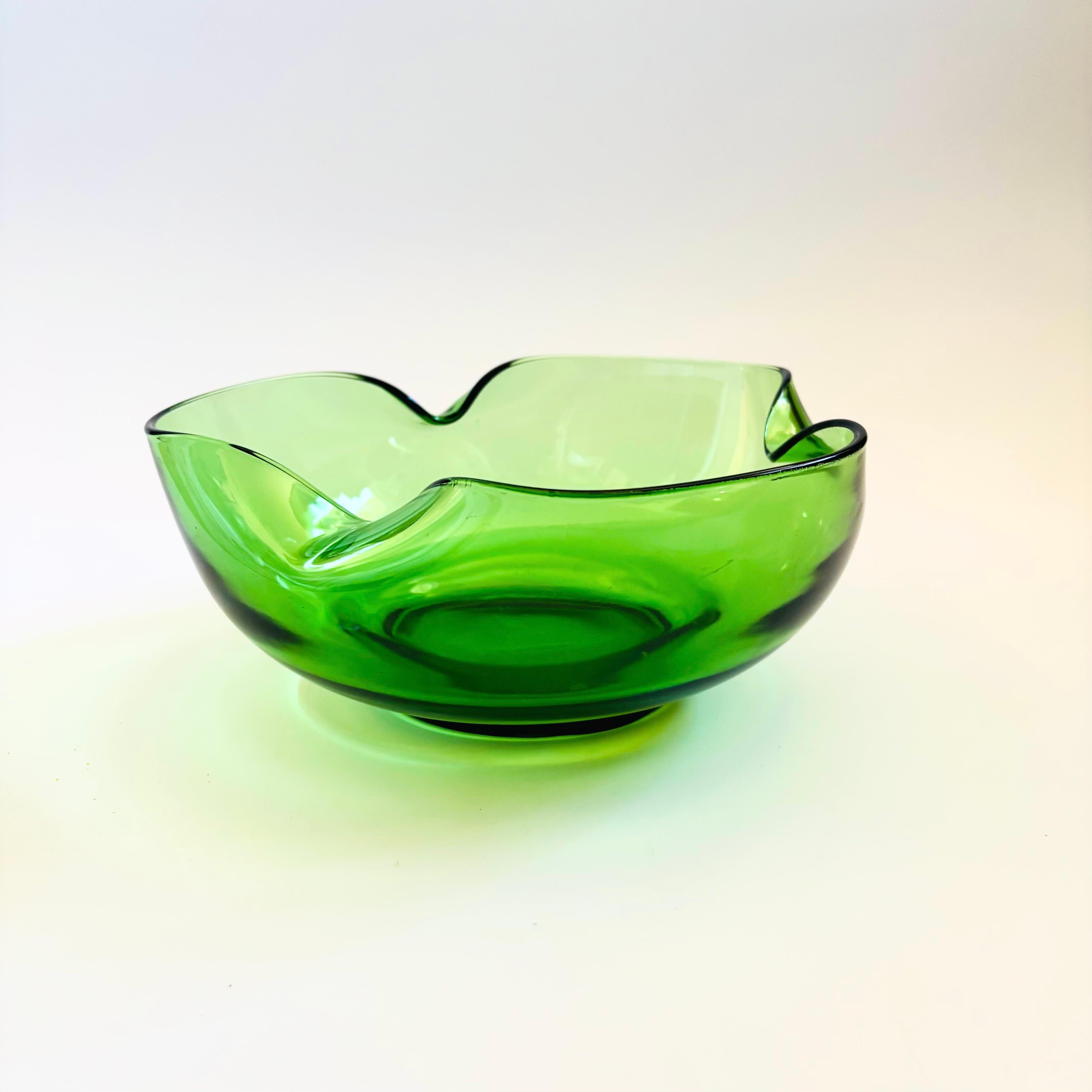 Mid-Century Modern Saladier en verre vert du milieu du siècle par Anchor Hocking en vente
