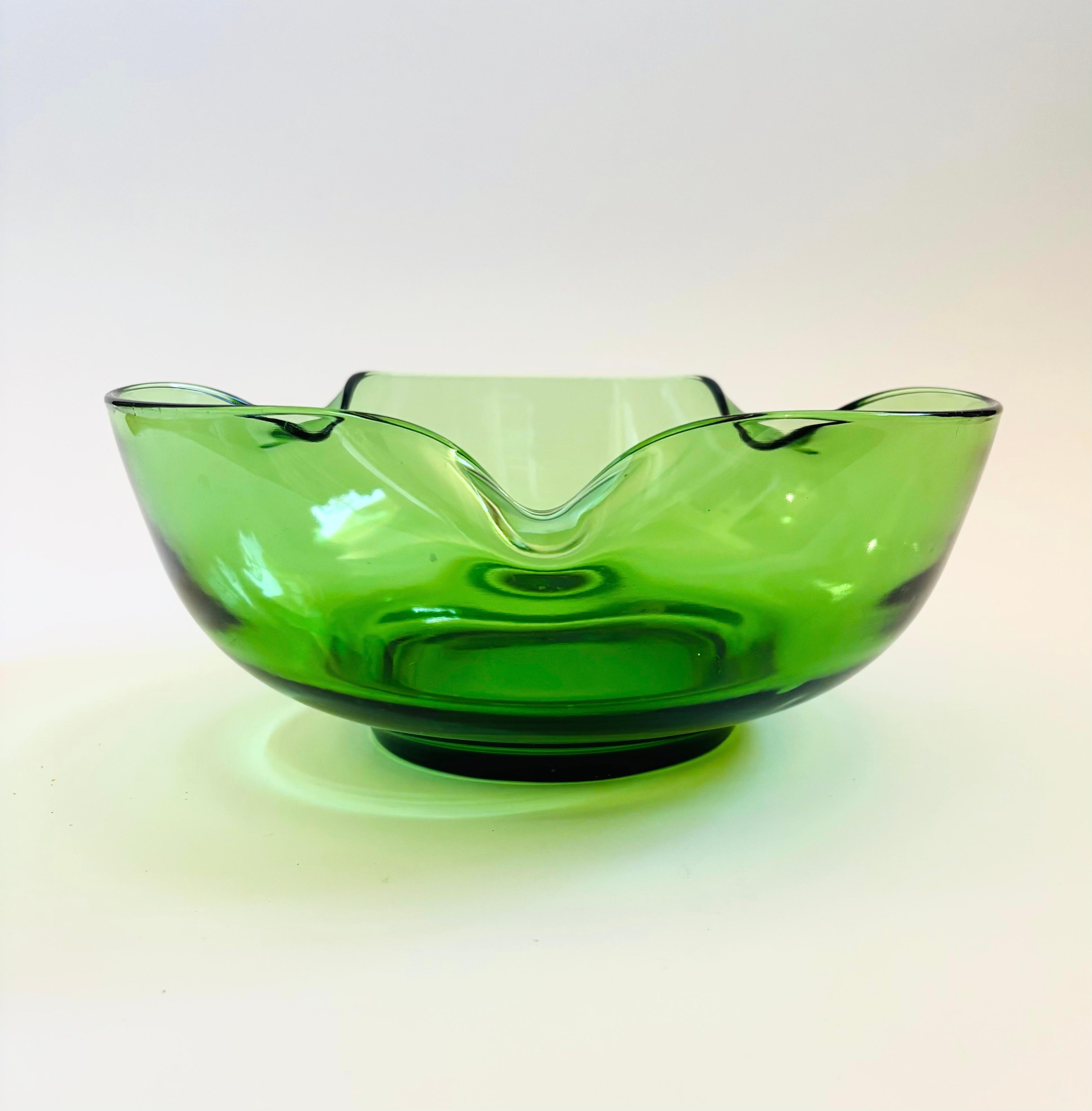 Américain Saladier en verre vert du milieu du siècle par Anchor Hocking en vente