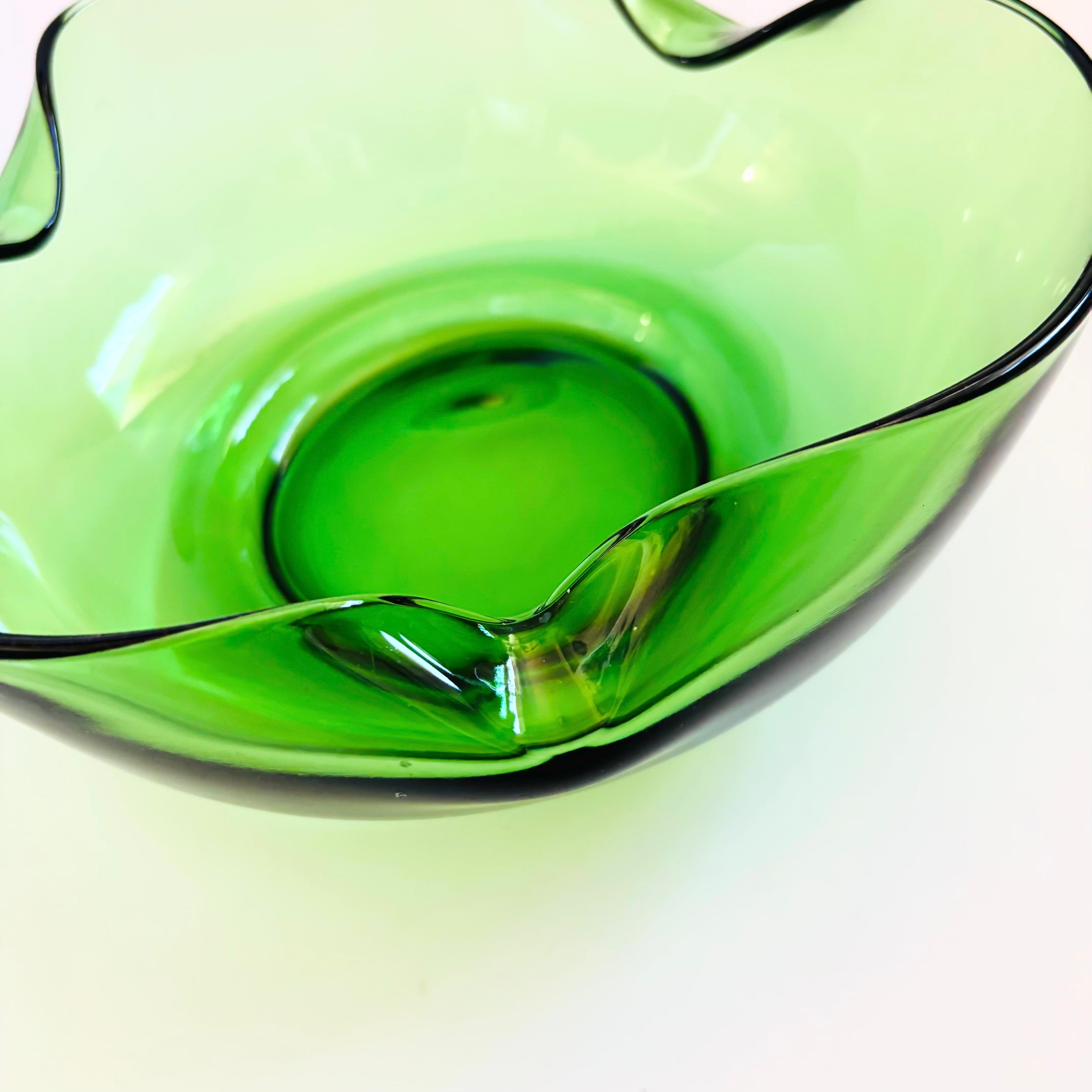 Saladier en verre vert du milieu du siècle par Anchor Hocking Bon état - En vente à Fairfield, CA