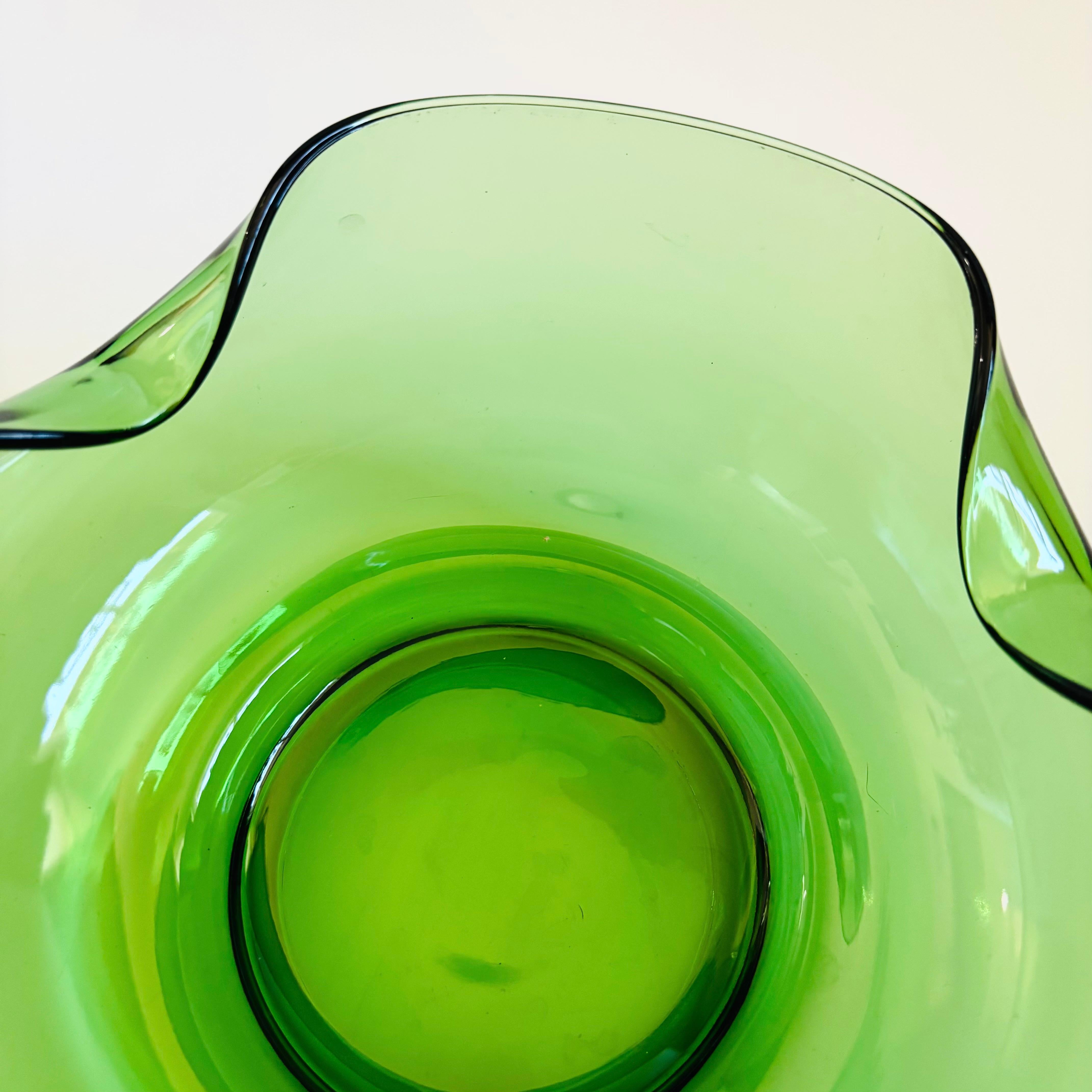20ième siècle Saladier en verre vert du milieu du siècle par Anchor Hocking en vente
