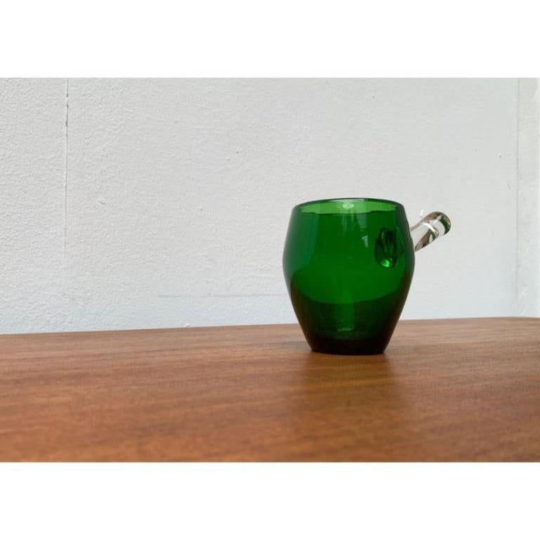 Bol Sarvituoppi en verre vert avec poignée de Sirkku Kumela, années 1960 en vente 3