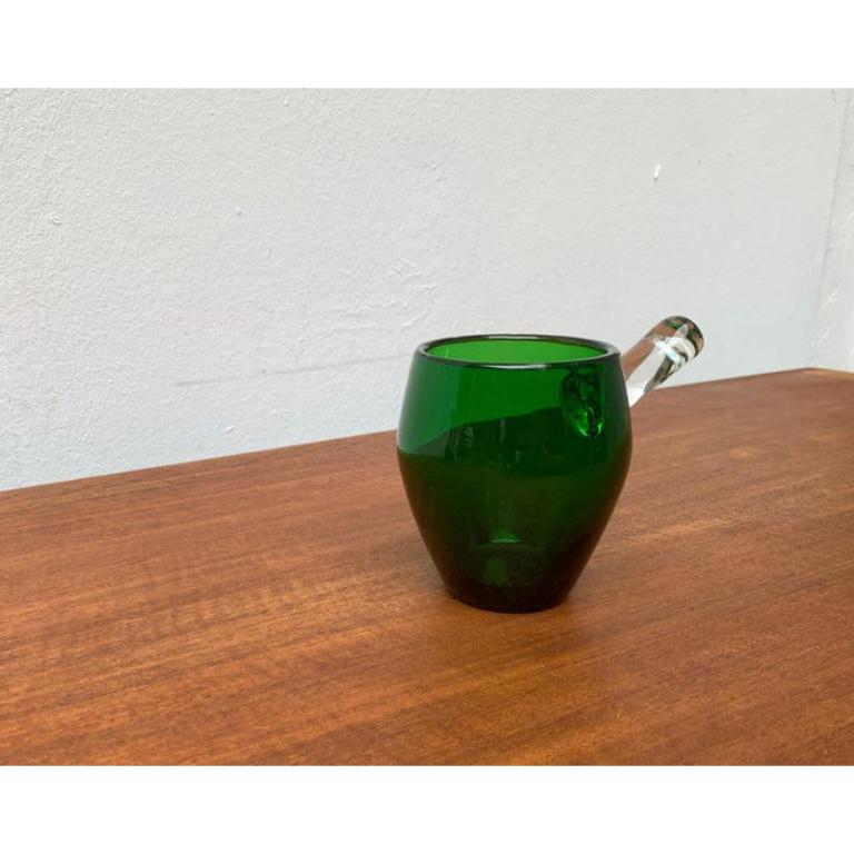 Bol Sarvituoppi en verre vert avec poignée de Sirkku Kumela, années 1960 en vente 4