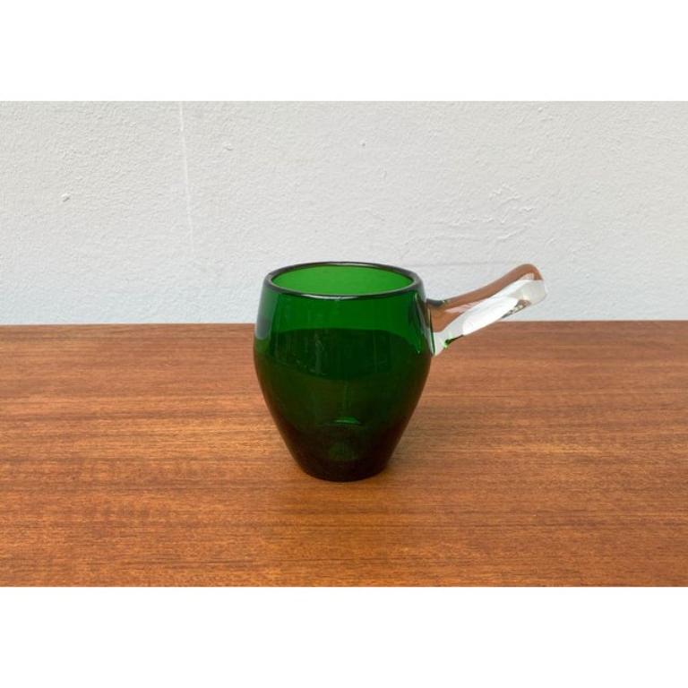 Mid-Century Modern Bol Sarvituoppi en verre vert avec poignée de Sirkku Kumela, années 1960 en vente