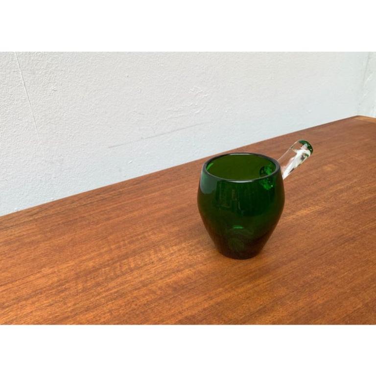 20ième siècle Bol Sarvituoppi en verre vert avec poignée de Sirkku Kumela, années 1960 en vente
