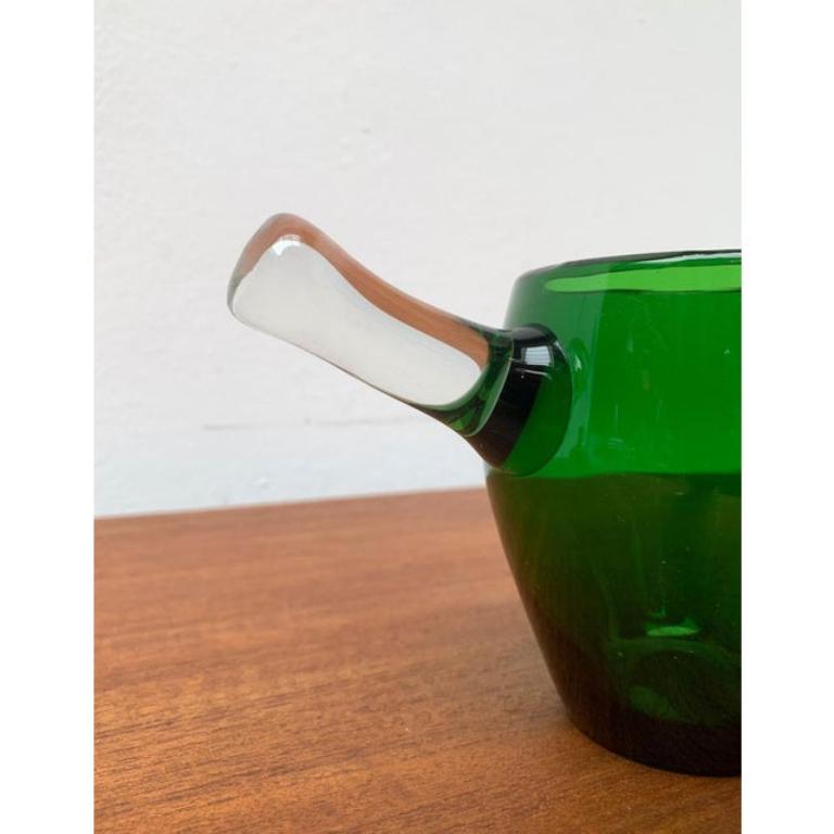 Verre Bol Sarvituoppi en verre vert avec poignée de Sirkku Kumela, années 1960 en vente