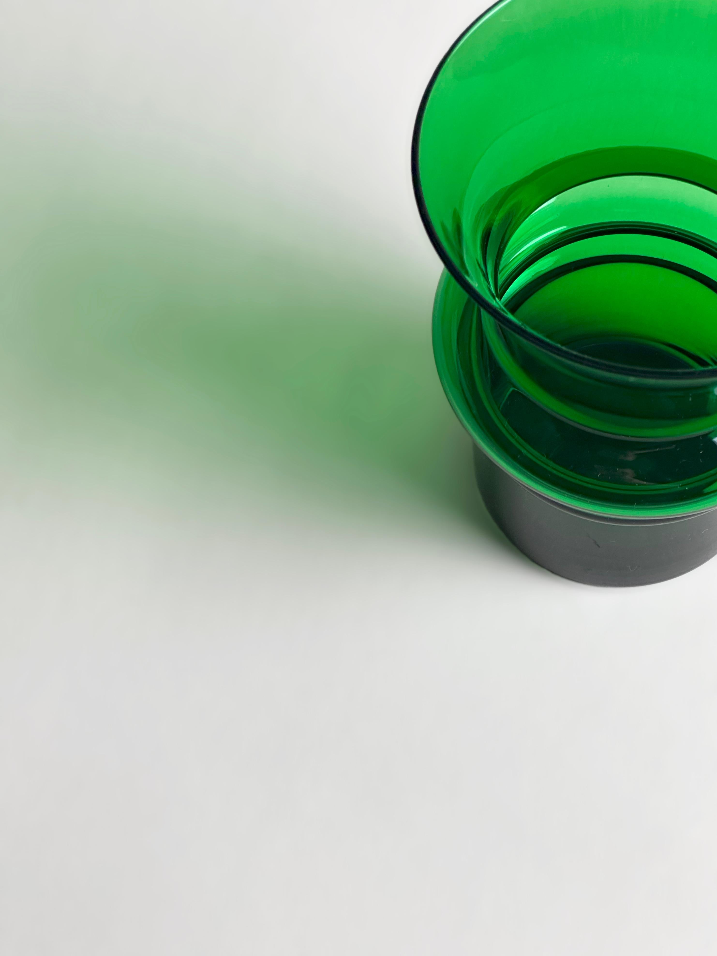 Diese skulpturale Vase aus grünem Glas wurde Mitte des 20. Jahrhunderts von Lindshammar Glasbruk in Schweden hergestellt und ist ein Beispiel für die klaren, ausdrucksstarken Formen des skandinavischen Modernismus. Die Vase ist mit einem