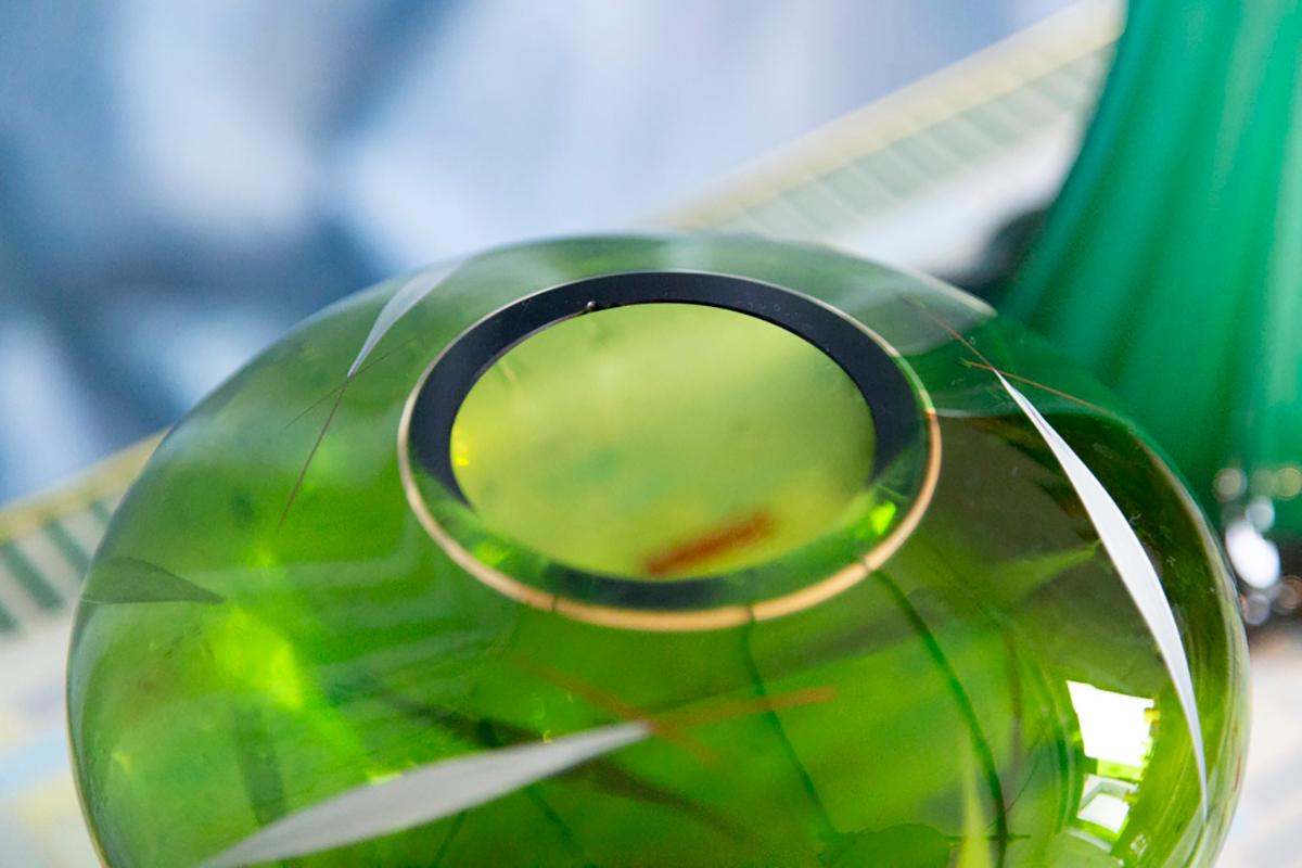 Grüne Vase in erstaunlich organischer Form. 
Produziert in den 1960er Jahren, Italien. Handbemaltes Stück.
Glas im Originalzustand. 
Ein Defekt auf der Oberseite - kleiner Chip - wie auf den Bildern.

Die äußere Oberfläche ist reliefartig, die