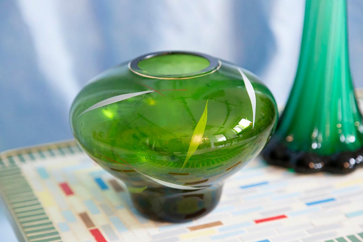 Vase en cristal vert peint à la main, Europe, années 1960 Excellent état - En vente à 05-080 Hornowek, PL