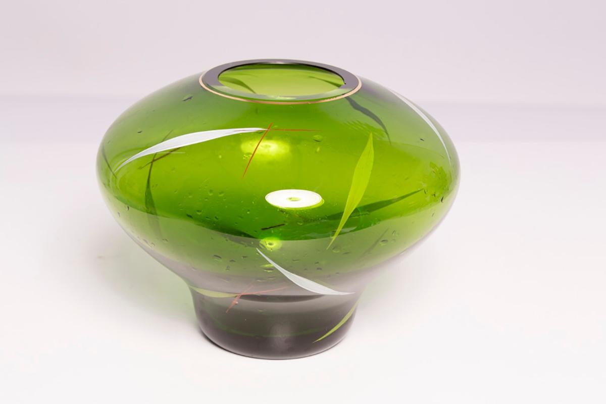 Grüne handbemalte Kristallvase aus der Mitte des Jahrhunderts, Europa, 1960er Jahre im Angebot 1