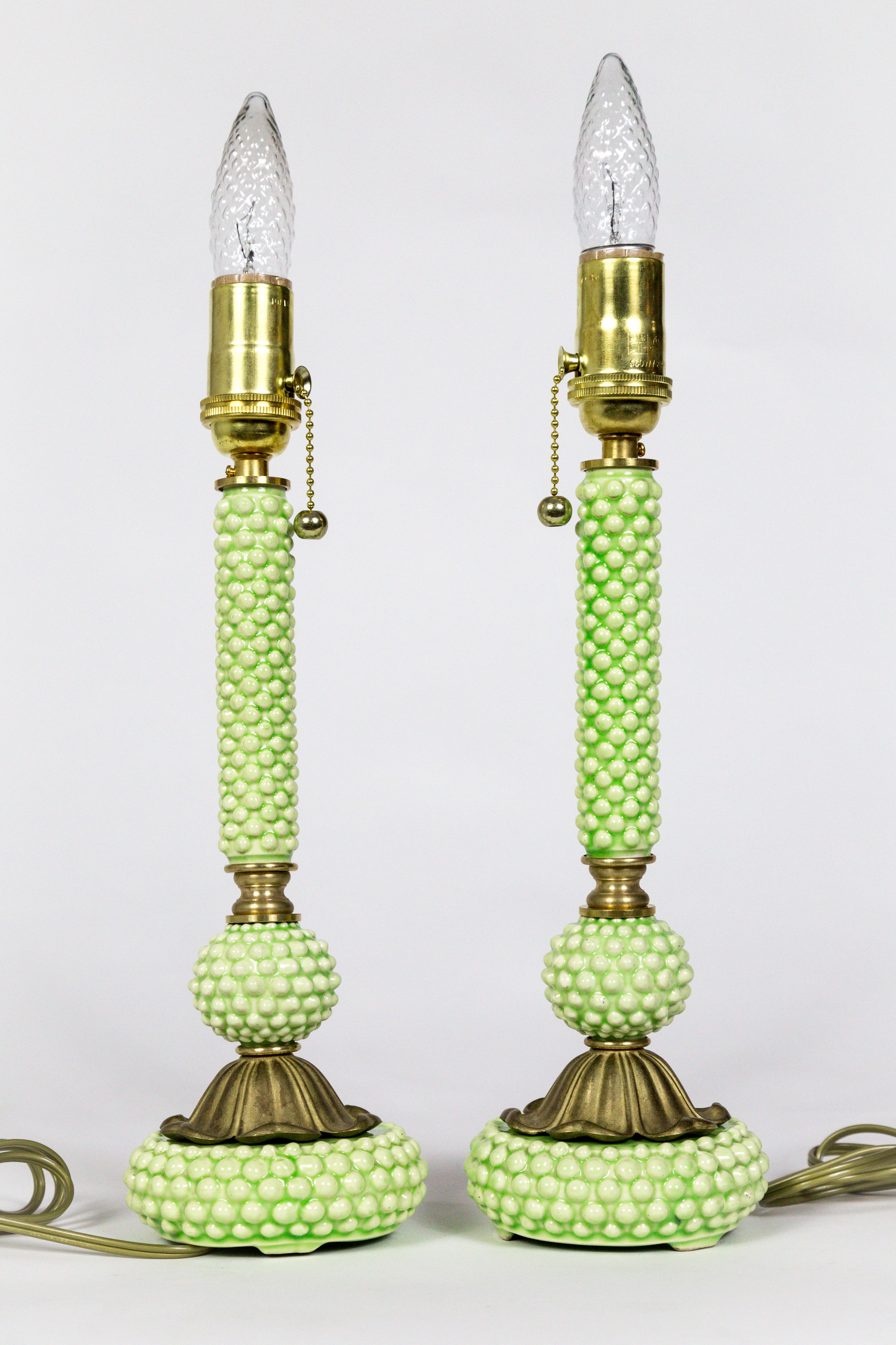 Grüne Hobnail-Keramik- und Messinglampen 'Paar' aus der Jahrhundertmitte (Moderne)