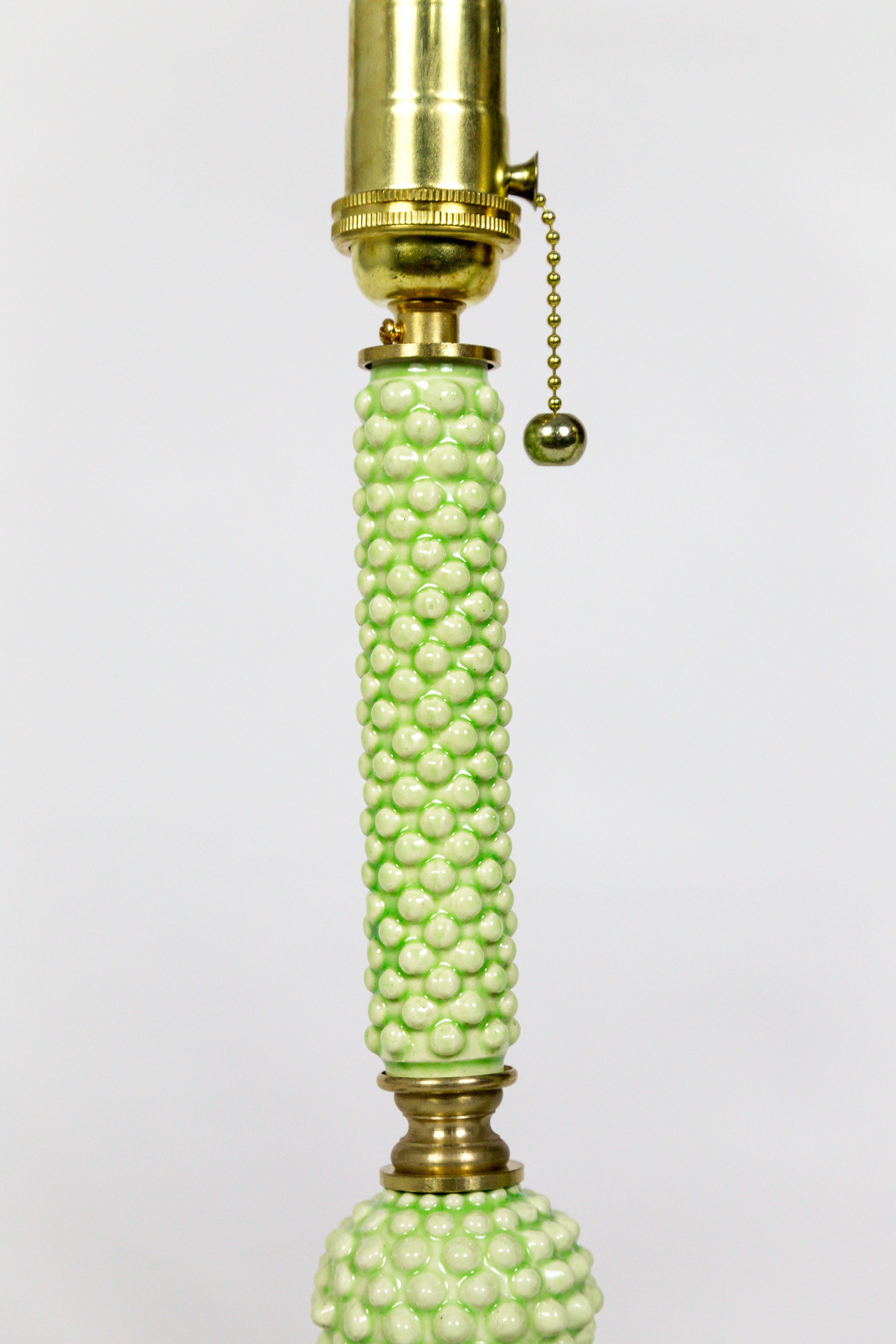 Grüne Hobnail-Keramik- und Messinglampen 'Paar' aus der Jahrhundertmitte (Geformt)