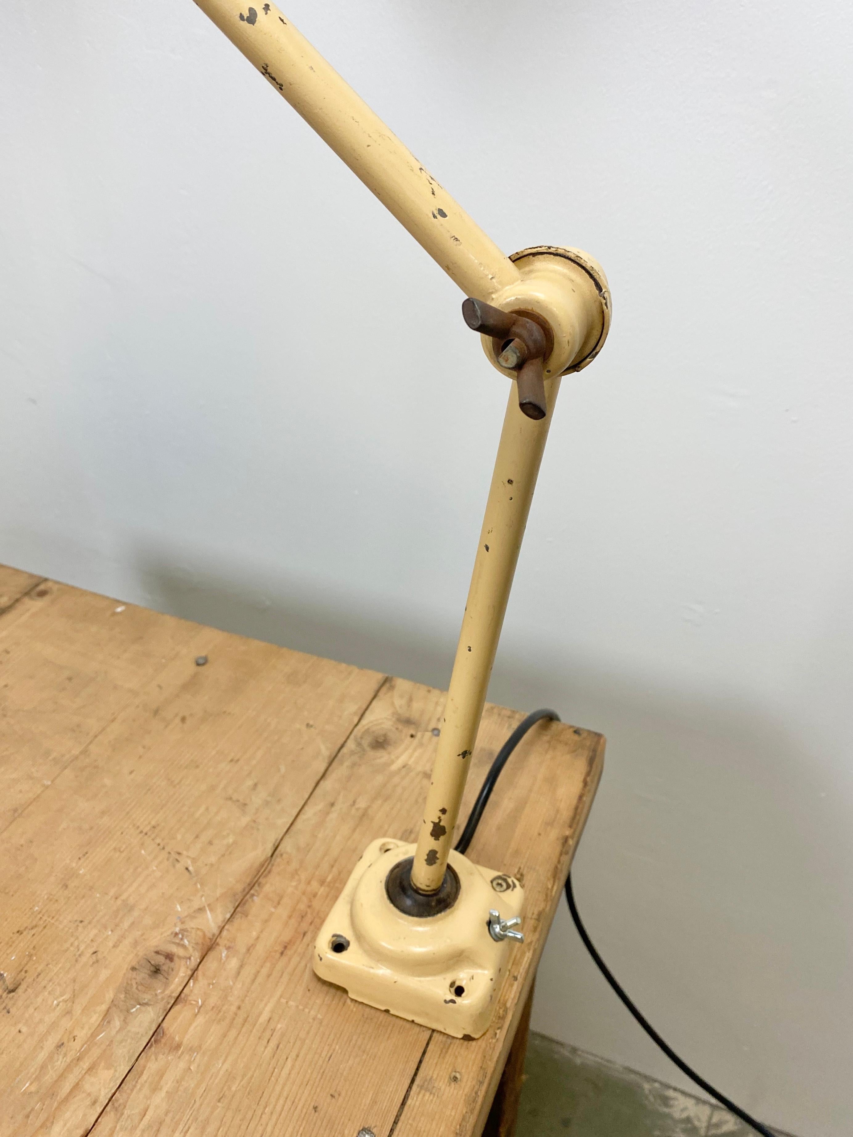 Tchèque Lampe de table industrielle beige:: années 1960 en vente