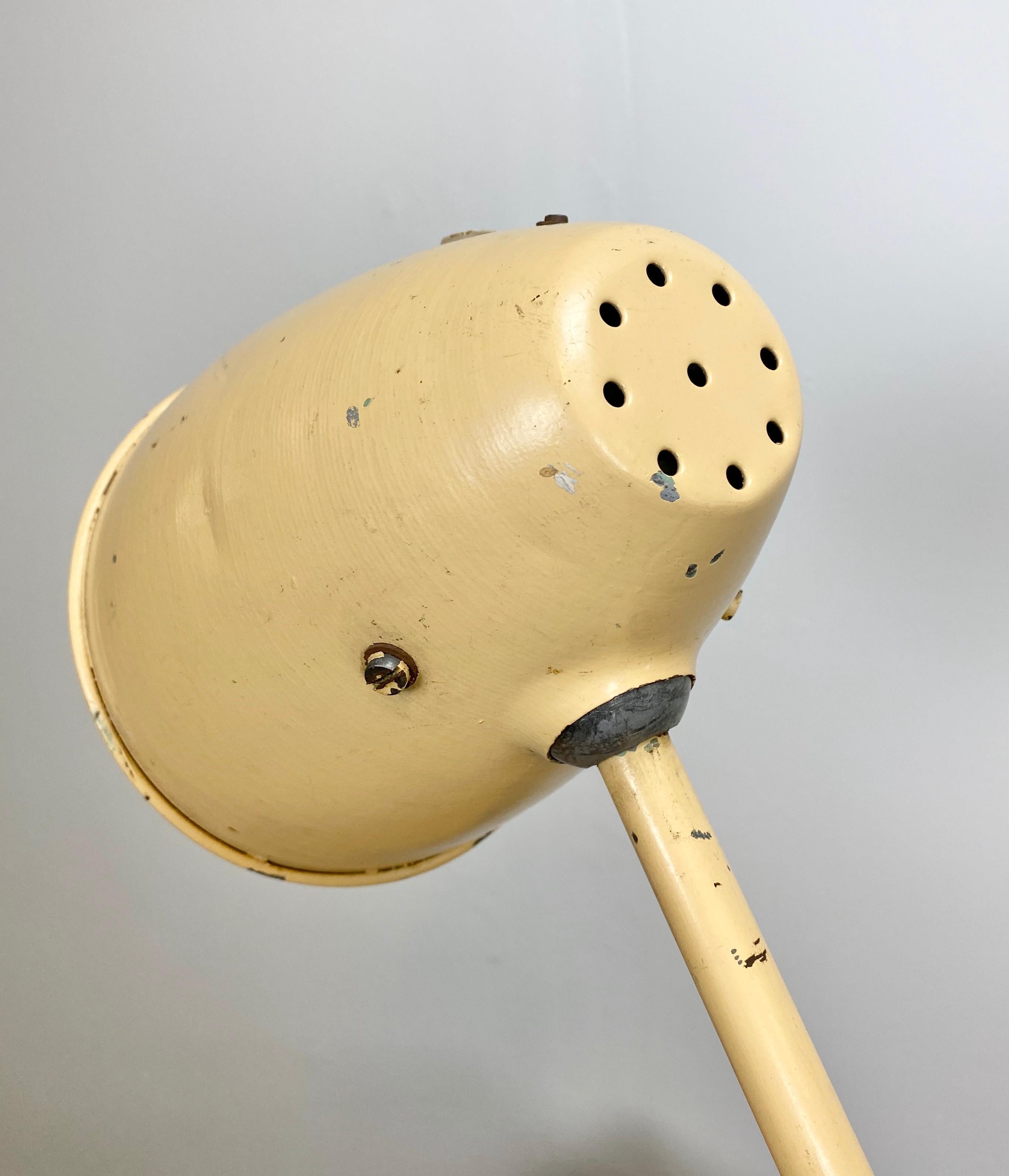 Peint Lampe de table industrielle beige:: années 1960 en vente