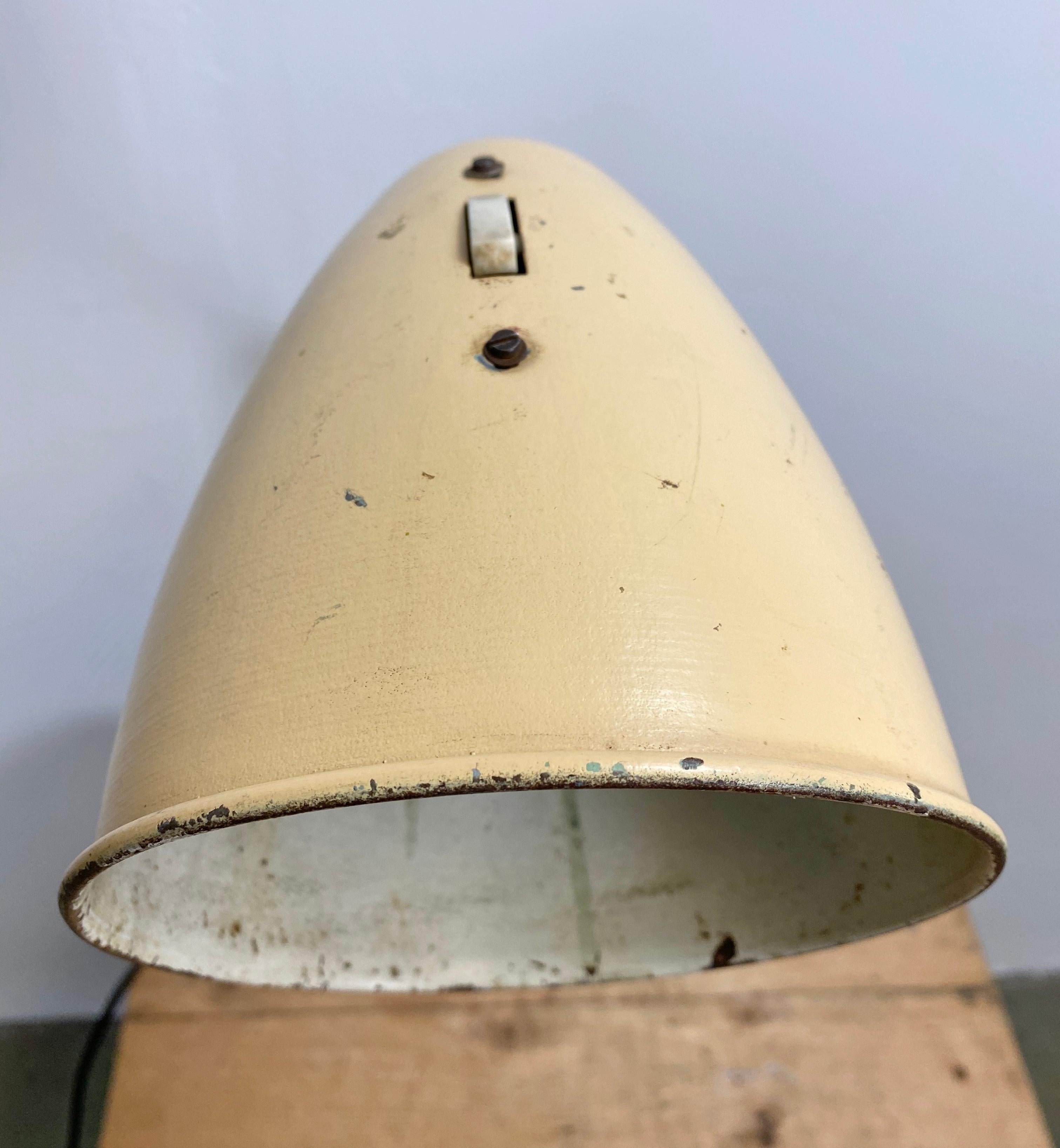 Fer Lampe de table industrielle beige:: années 1960 en vente
