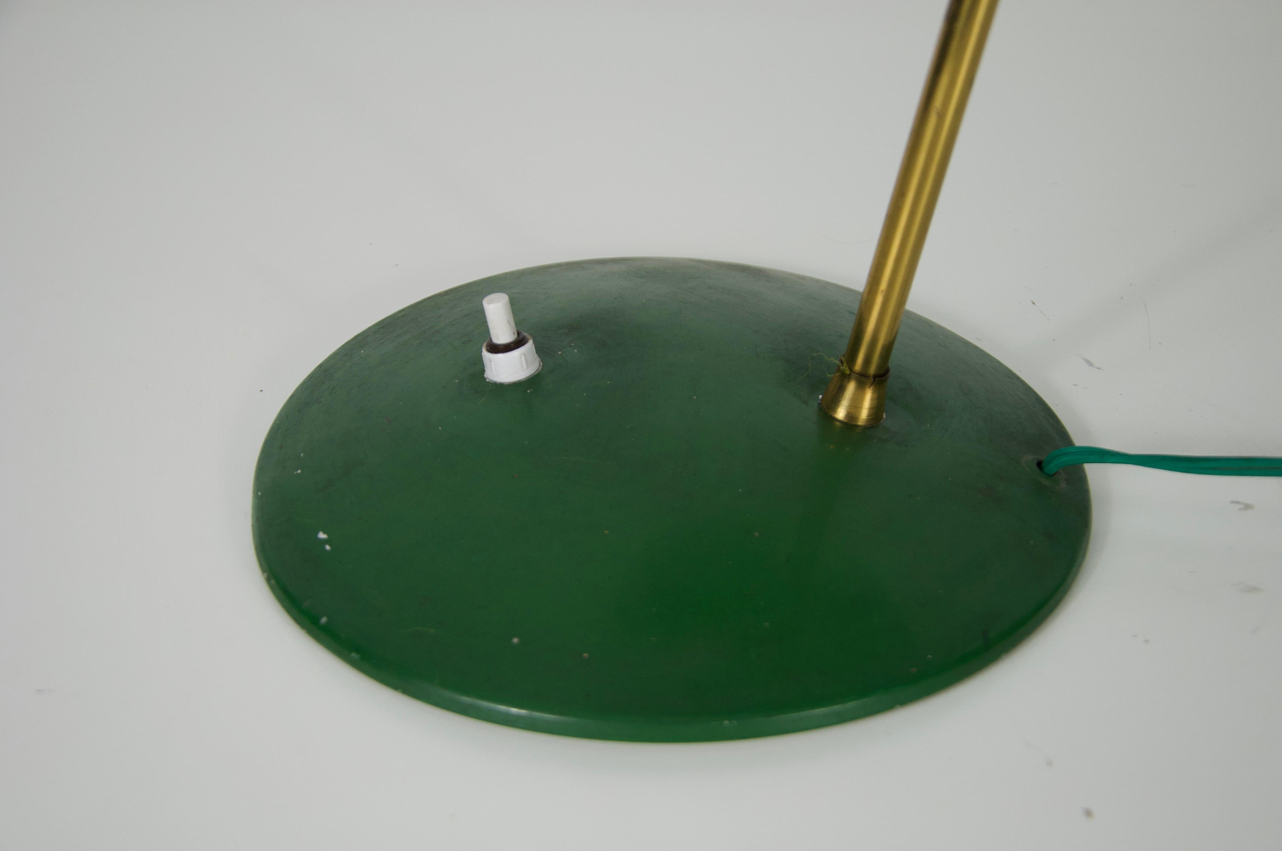 Lampe de table italienne verte en laiton et métal du milieu du siècle, années 1960 en vente 4