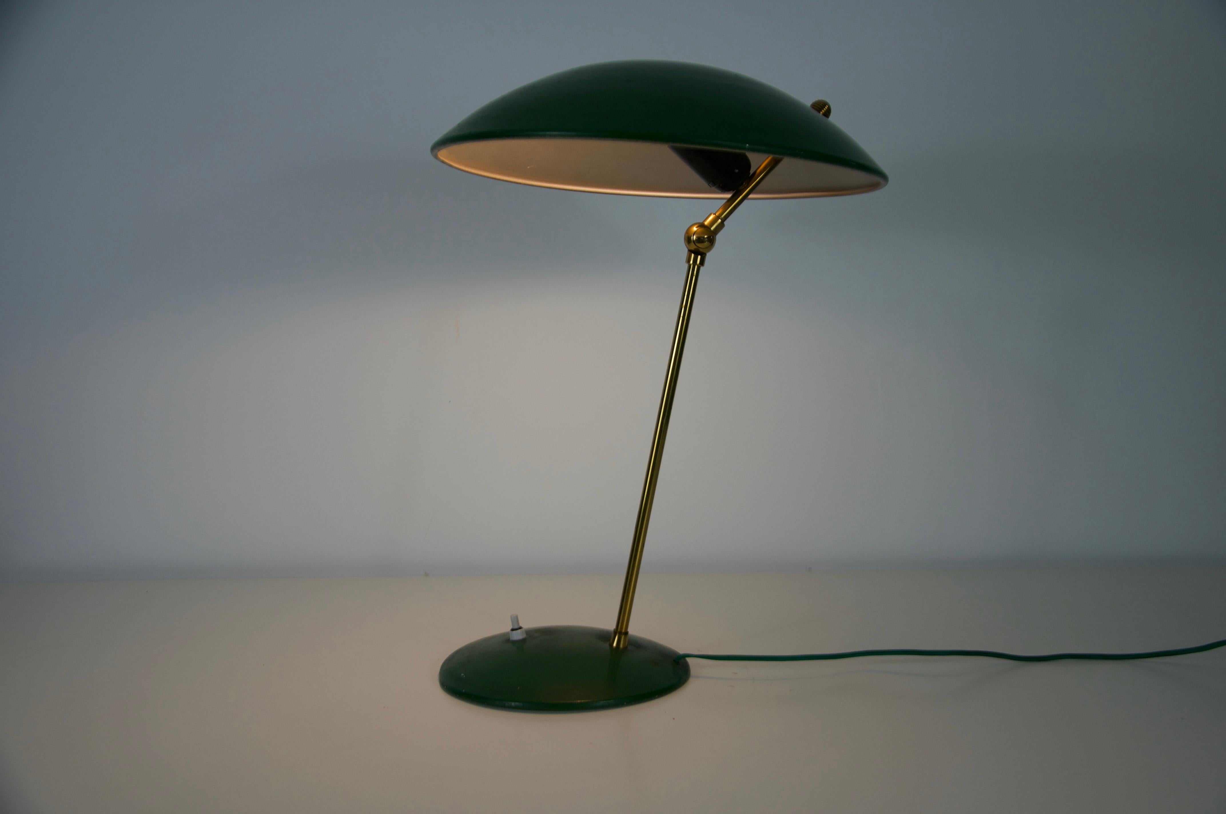 Lampe de table italienne verte en laiton et métal du milieu du siècle, années 1960 en vente 5