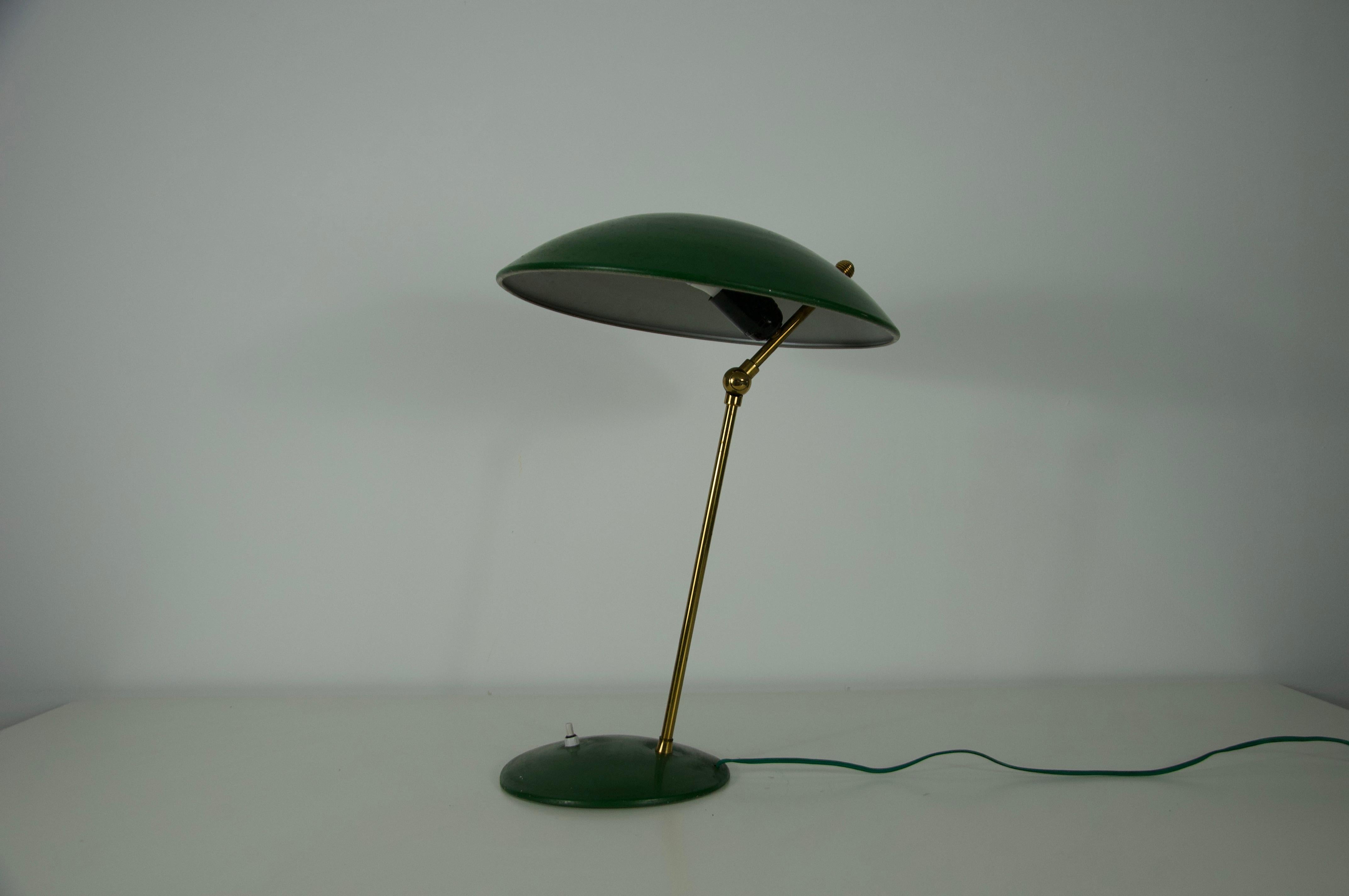 Lampe de table italienne verte en laiton et métal du milieu du siècle, années 1960 Bon état - En vente à Hagenbach, DE