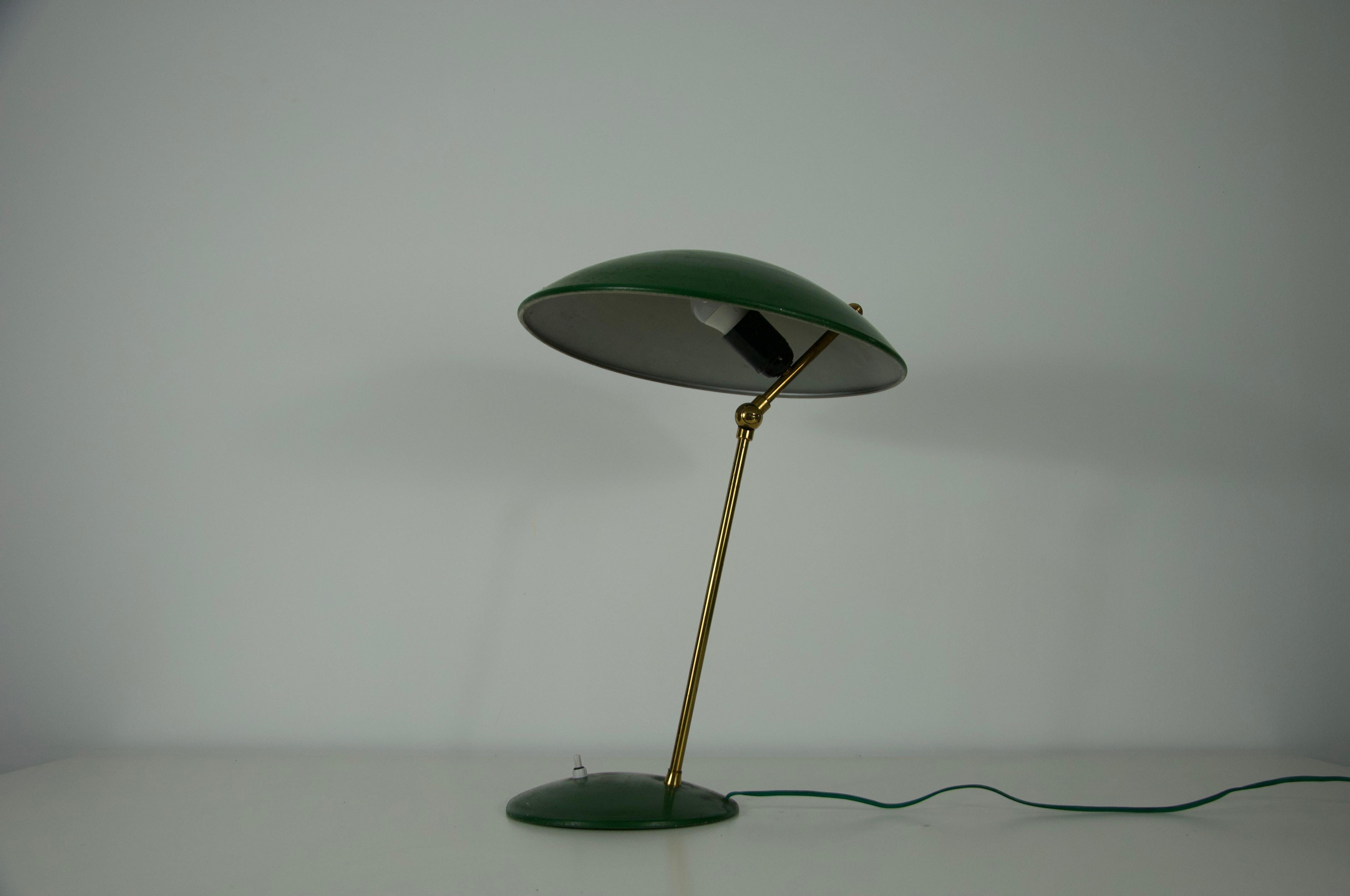 Milieu du XXe siècle Lampe de table italienne verte en laiton et métal du milieu du siècle, années 1960 en vente