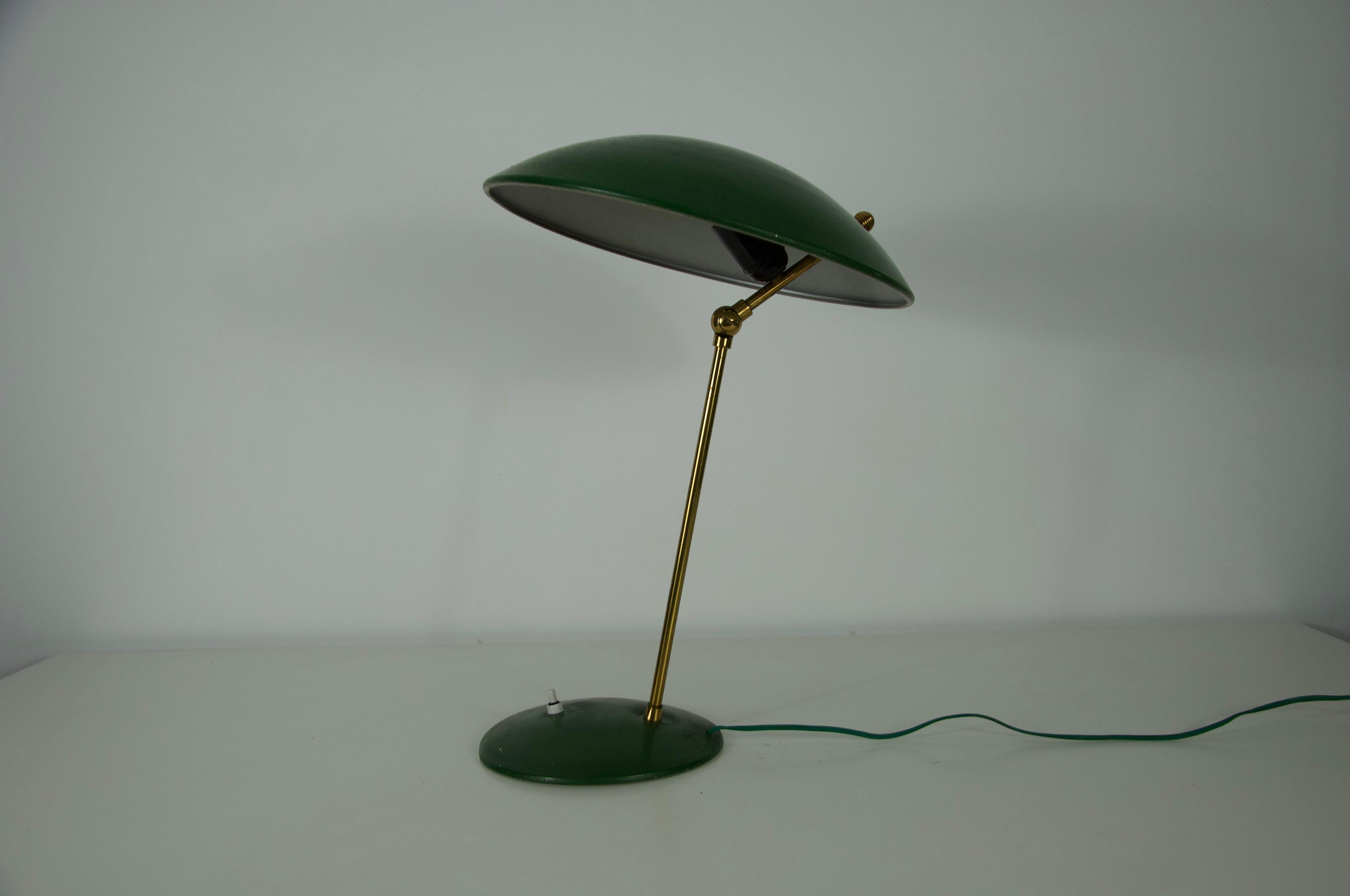 Métal Lampe de table italienne verte en laiton et métal du milieu du siècle, années 1960 en vente