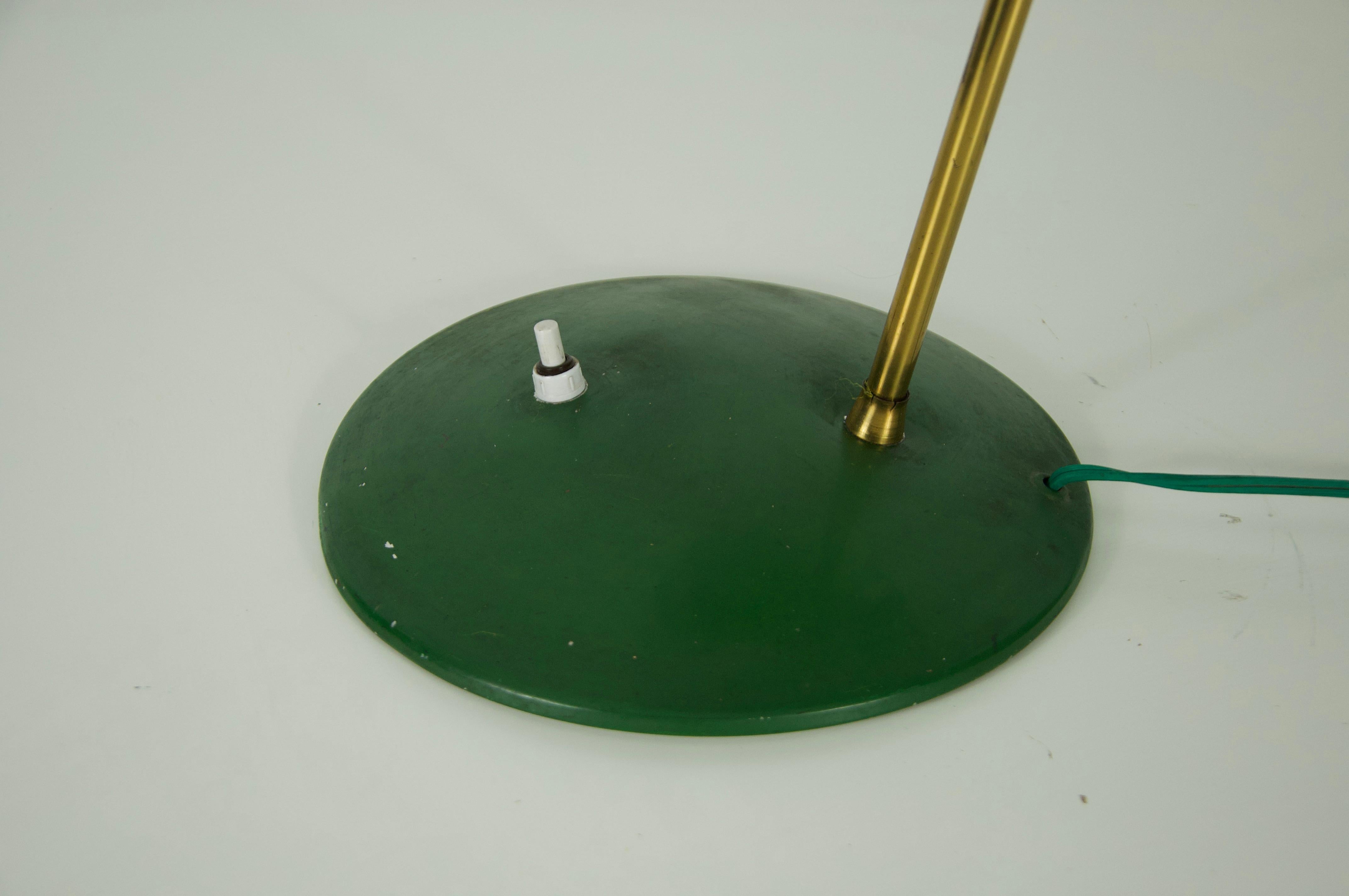 Lampe de table italienne verte en laiton et métal du milieu du siècle, années 1960 en vente 1