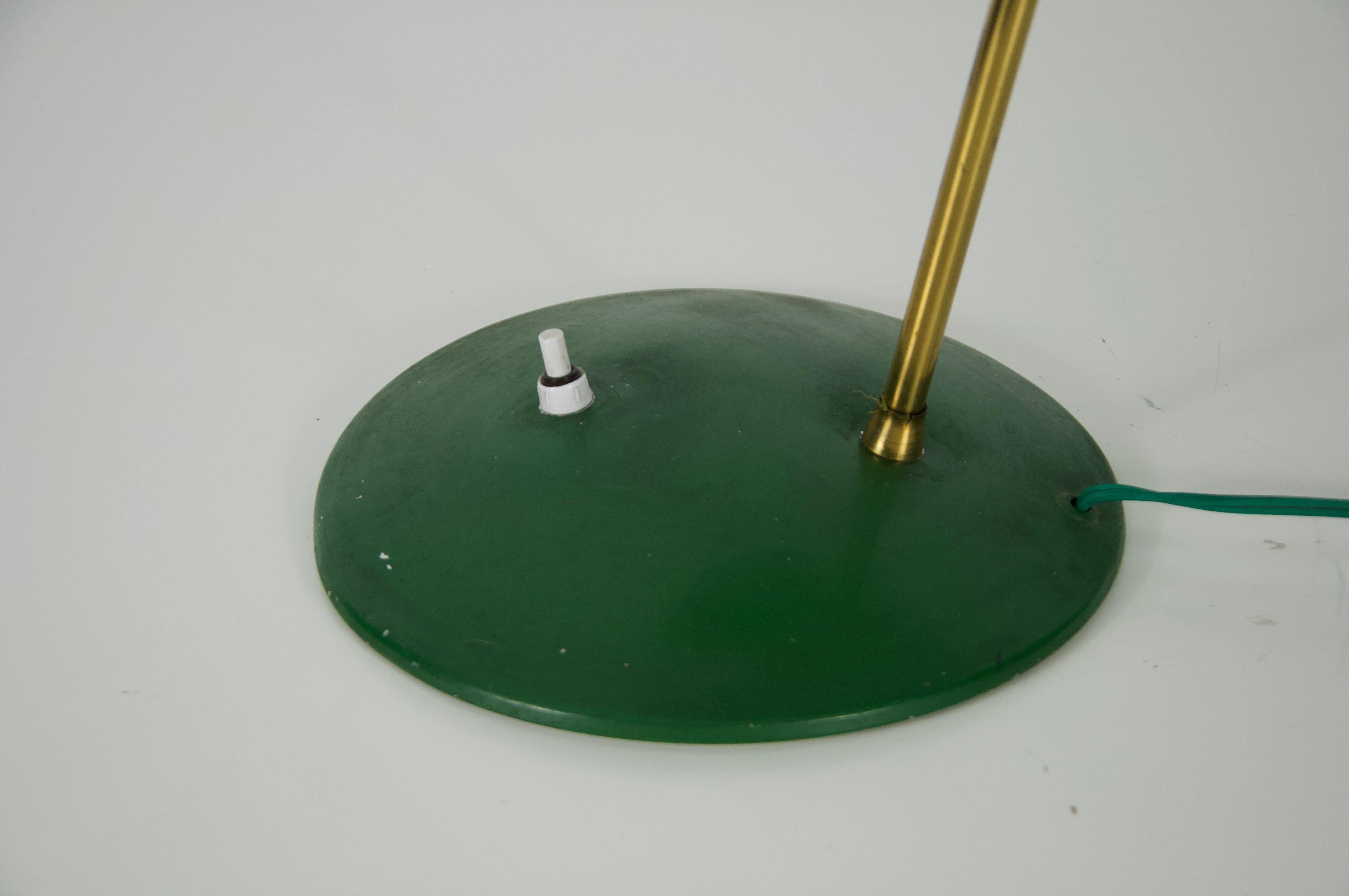 Lampe de table italienne verte en laiton et métal du milieu du siècle, années 1960 en vente 2