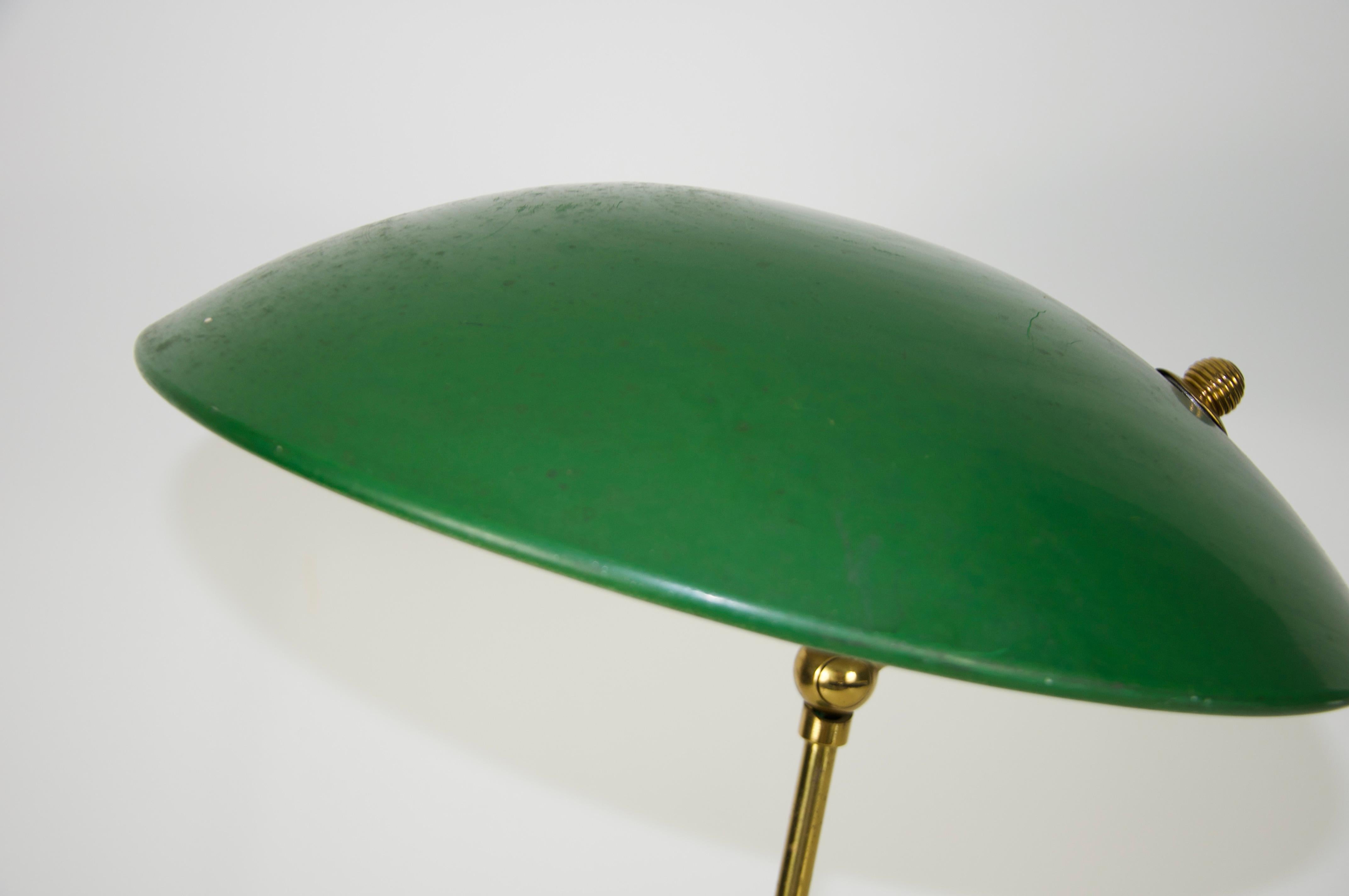 Lampe de table italienne verte en laiton et métal du milieu du siècle, années 1960 en vente 3