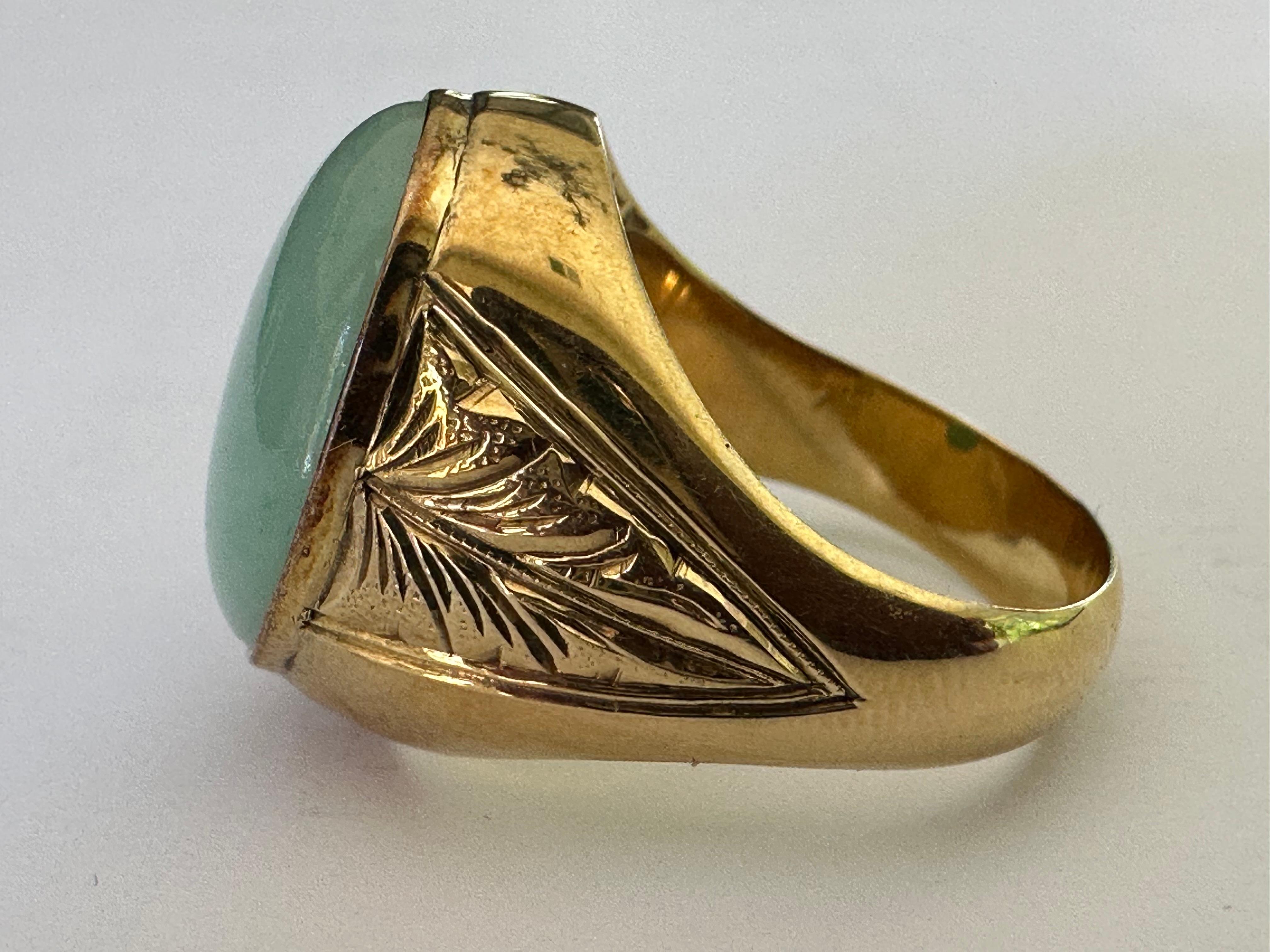 Retro Mid-Century Green Jade Oval Cabochon and 14K Yellow Gold Signet Ring For Sale