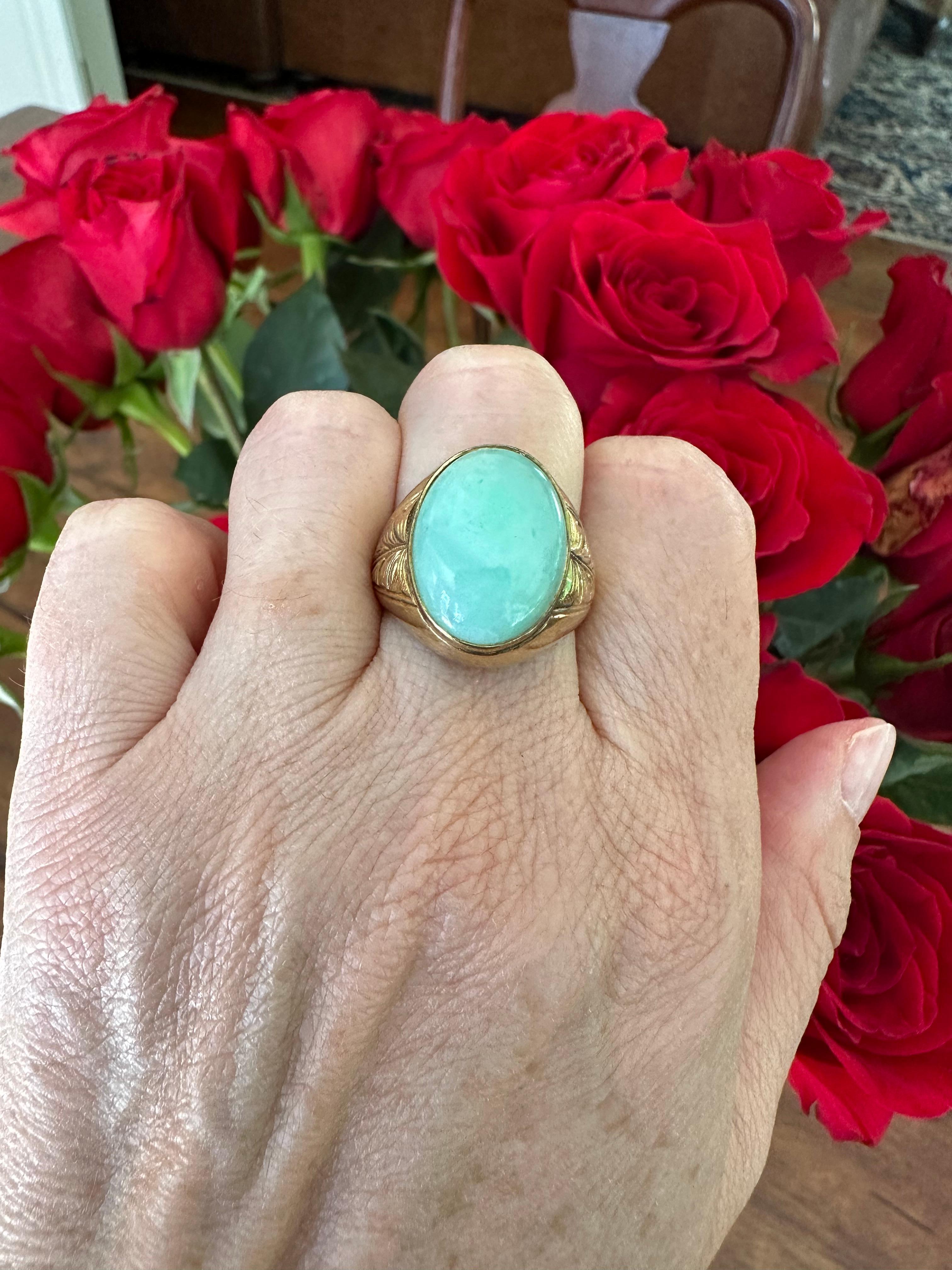 Mid-Century Green Jade Oval Cabochon and 14K Yellow Gold Signet Ring For Sale 2