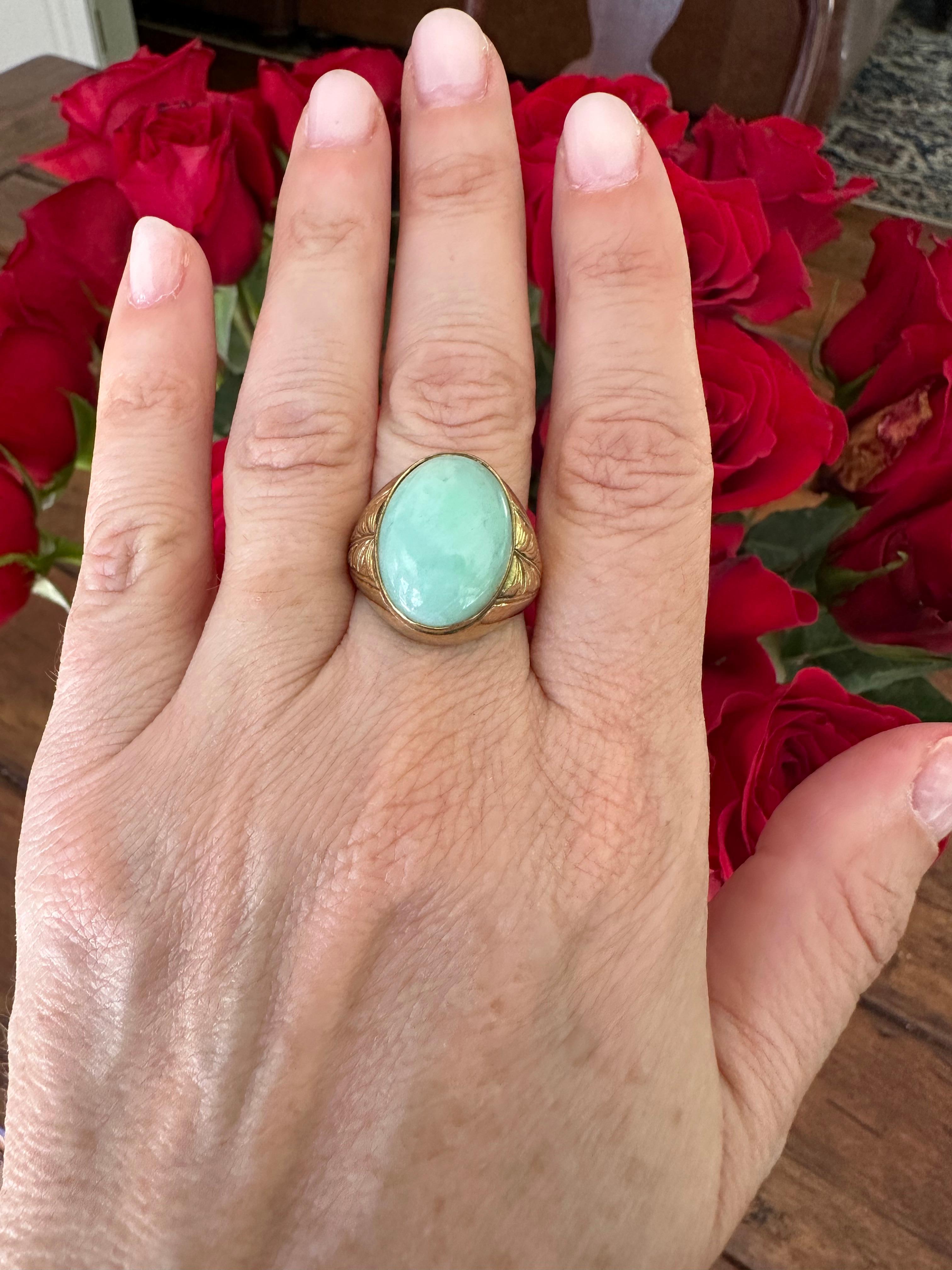 Mid-Century Green Jade Oval Cabochon and 14K Yellow Gold Signet Ring For Sale 3