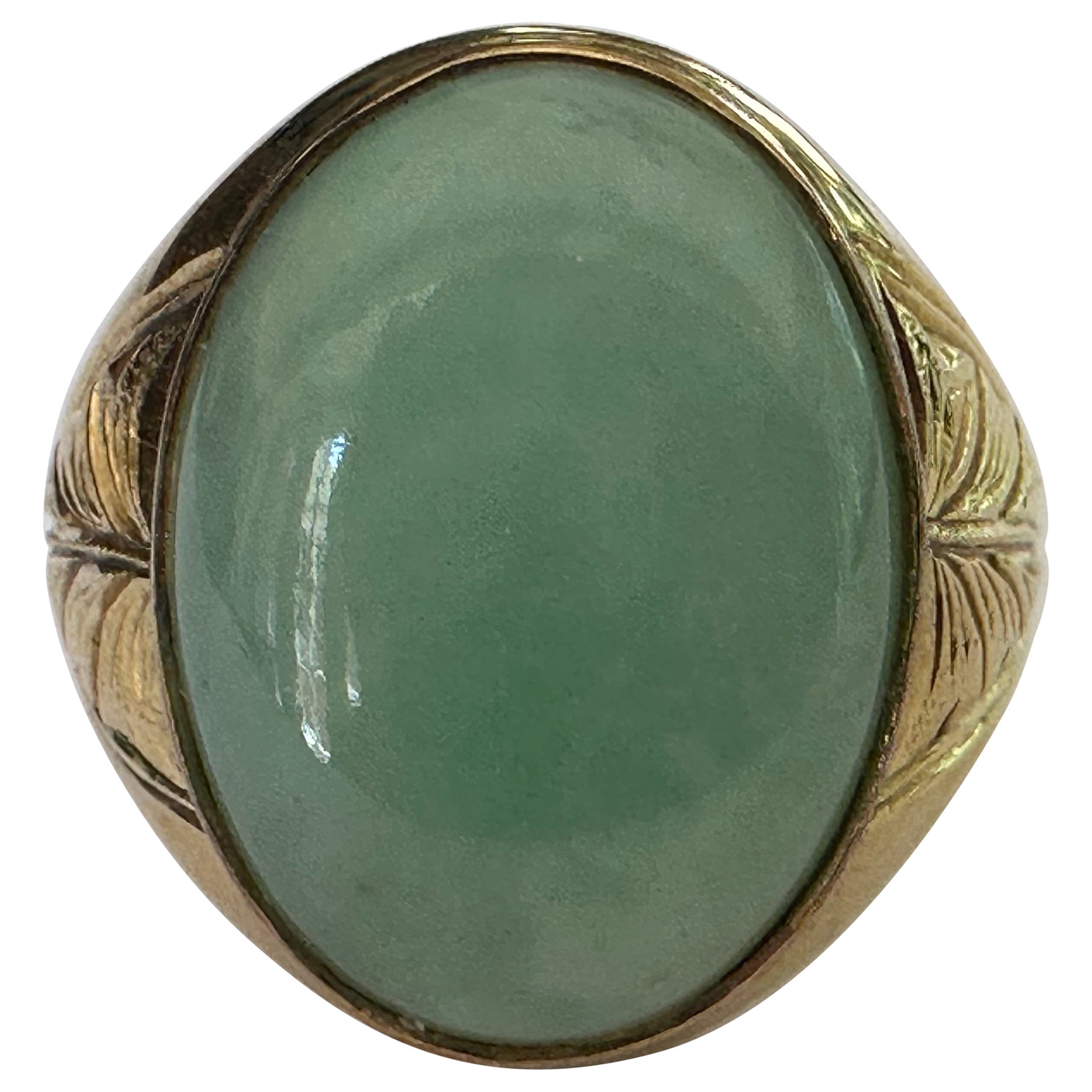 Anillo con sello de oro amarillo de 14 quilates y cabujón ovalado de jade verde de mediados de siglo