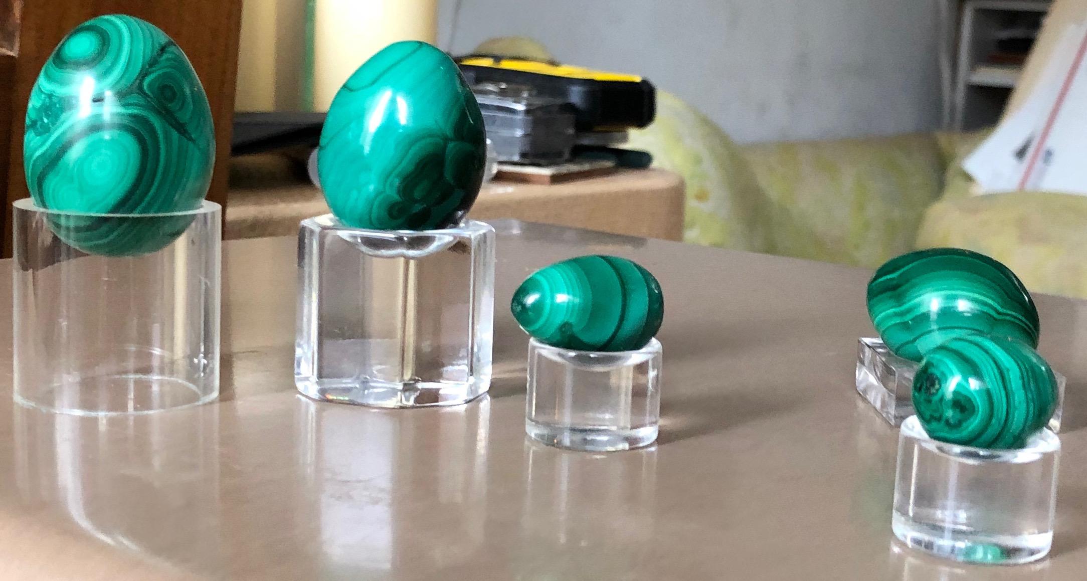 Mid-Century moderno Set di cinque uova brunite in malachite verde di metà secolo, set di sculture in pietra in vendita
