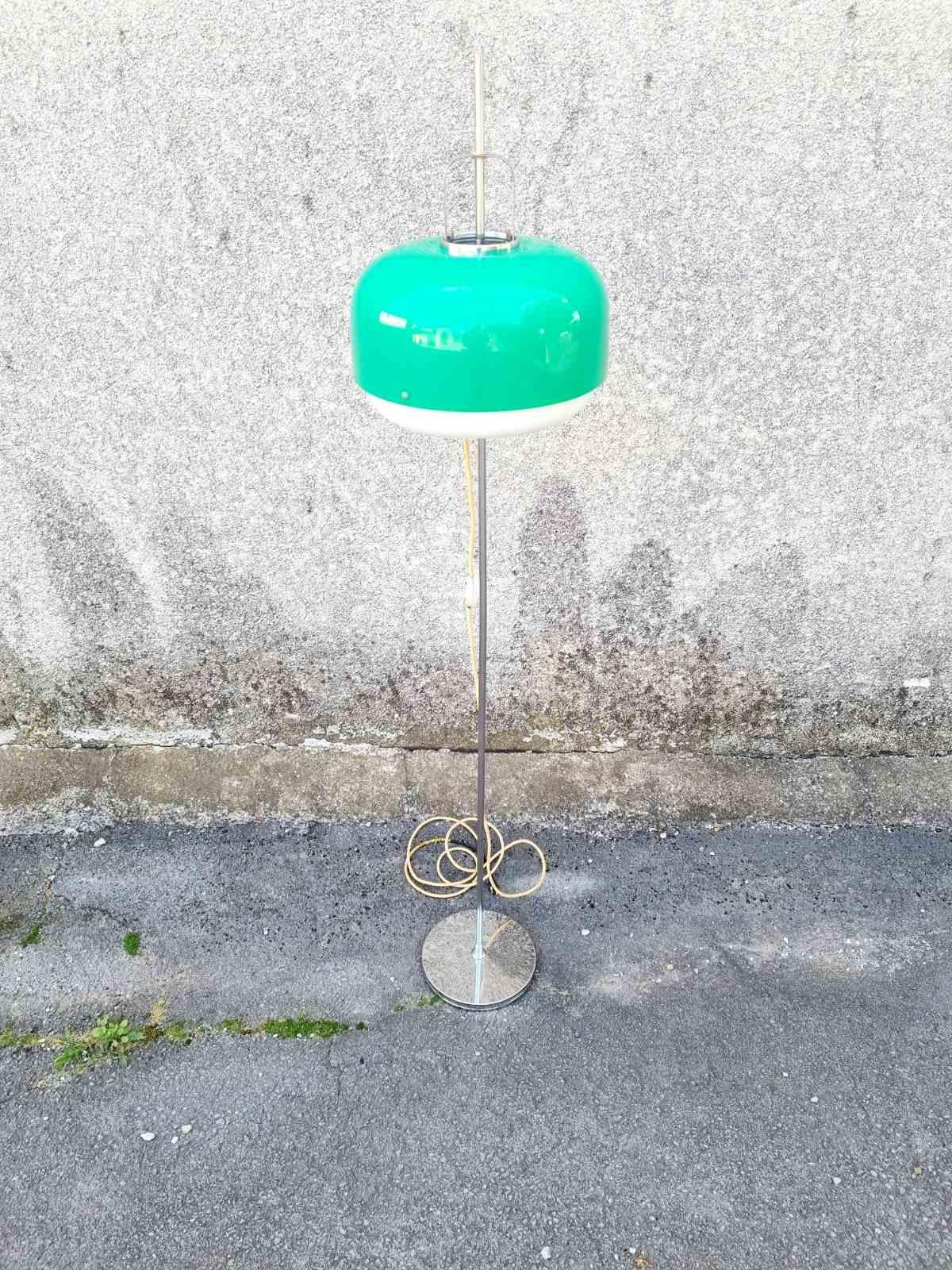 Mid-Century Green Medusa Floor Lamp Designed by Luigi Massoni for Guzzini, Italy In Good Condition For Sale In Lucija, SI